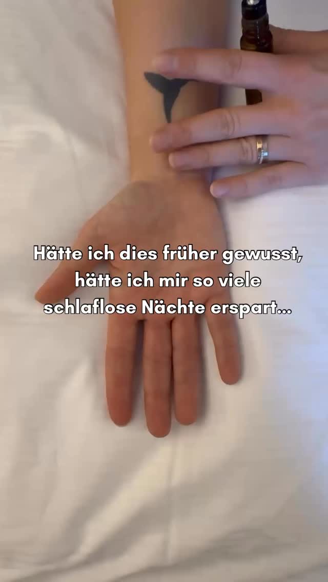 🌿 Finde wieder zur Ruhe ⤵️
1️⃣ Folge @mindyourchange_by_carmen
für einfache Routinen mit ätherischen Ölen & mehr innere Balance.
2️⃣ Kommentiere „Schlaf“,
wenn du meine kurze Anwendung & meine liebsten Schlaf-Öl-Kombinationen möchtest. 🌙
Ich dachte lange, besser schlafen sei einfach nicht möglich –
bis ich diesen Punkt am Handgelenk entdeckt habe.
Der Akupressurpunkt Neiguan (PC6) liegt auf der Innenseite deines Unterarms,
etwa drei Fingerbreit über der Handgelenksfalte, zwischen zwei Sehnen.
Viele spüren sofort eine Veränderung:
✨ das Herz wird ruhiger
✨ der Stress fällt ab
✨ der Körper findet leichter in den Schlafmodus
So nutze ich ihn:
→ 3–5 Minuten sanfter Druck
→ ruhig atmen
→ ein Tropfen Lavendel oder Serenity – und mein Körper weiss: Jetzt darf ich loslassen.
Kleines Ritual. Grosse Wirkung.
🔖 Speichere diesen Beitrag, damit du ihn wieder findest.
Persönliche Erfahrung – ersetzt keine medizinische Beratung.