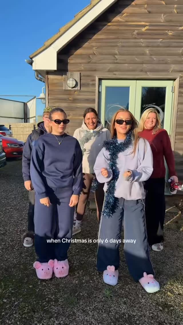 POV: Christmas is only 6 sleeps away!🎄🎅🏼🎁
#buildabrand #marketingagency #socialmediamarketing #christmas #christmascountdown🎄