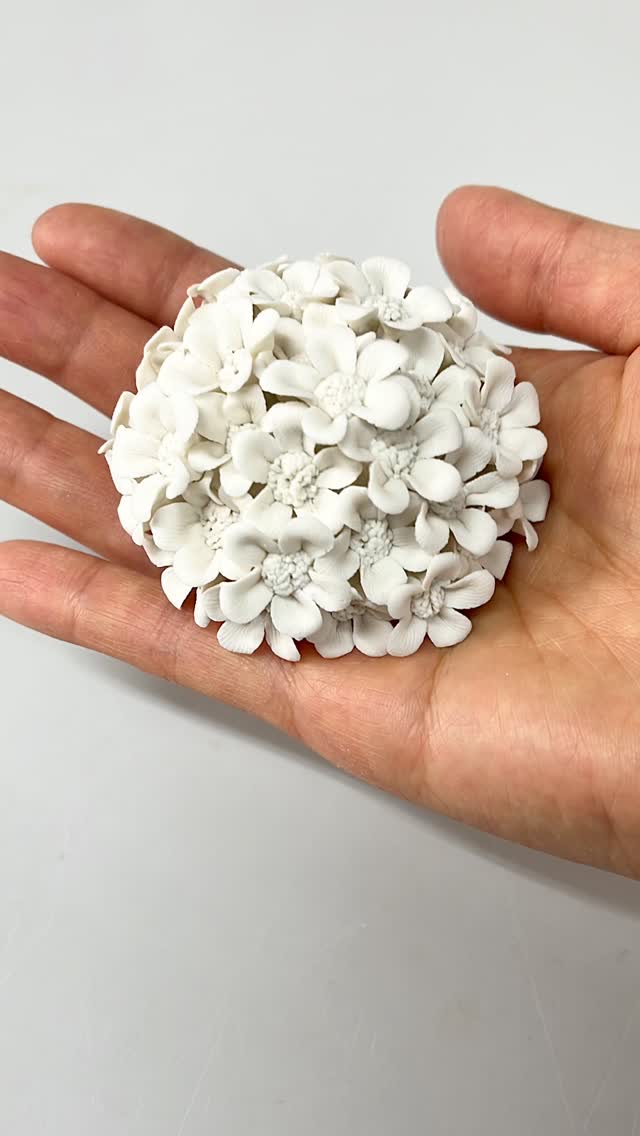 Many thanks to everyone who came to the Open Studios at @chocolate_factory_n16 earlier this month. It was a real pleasure to meet and speak with so many of you who visited my studio. I hope you enjoyed exploring the wide range of artists and designers studios and, of course, had the delicious Japanese food from @drumsco.london.
#openstudios#ceramics#porcelain#hitomihosono #thechocolatefactoryn16