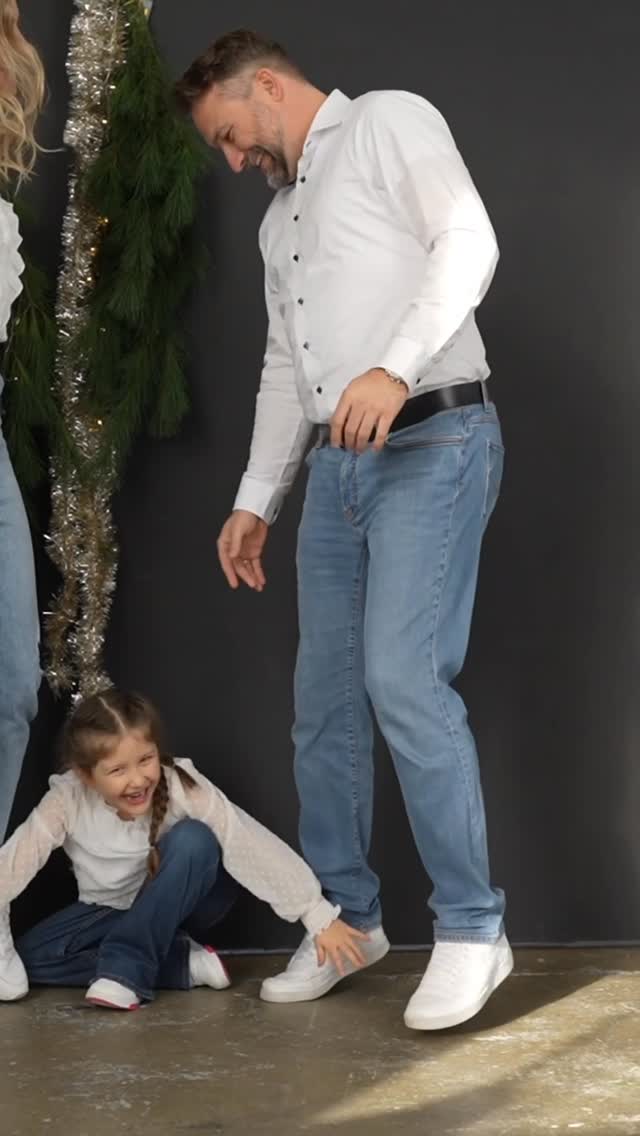 Pures Glück! Ja meine Weihnachtsminis hatten alle eins gemeinsam, jede Familie hat ihr Glück gelebt und zelebriert. So unterschiedlich sie doch alle sind, verbindet sie doch die Liebe zueinander. Und das wurde sichtbar. Nein spürbar.
Schon lange bin ich nicht mehr so verliebt in meine Arbeit gewesen. Ich konnte kreativ und völlig frei arbeiten. Und genau dieses Frei hat in meinem Kopf etwas gelöst, Angst! Die Angst ist gegangen und der Mut kam zurück.
Bald darf ich all die Galerien versenden und bin so gespannt auf die Reaktionen!
Danke dass ihr alle zu meinem persönlichen Weihnachtswunder beigetragen habt!
#fotografaugsburg #fotografinmünchen #familienfotografie #kreativitätleben #dancingislife #familienglück #damilytime #happyfamilytime