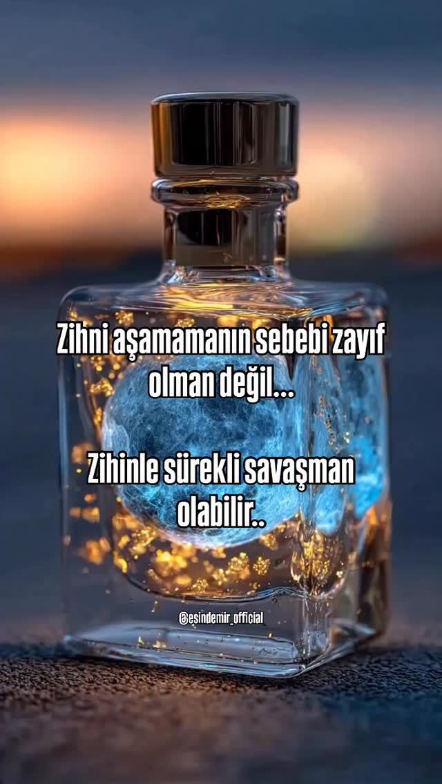 Zihin; bilinci, algıyı, düşünceyi, duyguyu, hafızayı ve anlamlandırmayı mümkün kılan içsel sistemdir.
Ne tek başına beyindir, ne de sadece düşüncelerden ibarettir. Beyin onun biyolojik aracıdır; zihin ise deneyimi yaşayan ve yorumlayan alan gibidir.
⸻
Zihin düşünceleri nasıl üretir?
1. Algı → Yorum → Hikâye
Zihin önce bir uyaran alır (bir söz, bir görüntü, bir his).
Sonra bunu geçmiş kayıtlarla karşılaştırır.
Ardından bir hikâye üretir:
“Bu daha önce de olmuştu.”
“Bu tehlikeli.”
“Bu iyi / kötü / bana göre değil.”
Bu hikâye = düşüncedir.
⸻
2. Hafıza ve bilinçaltı kayıtlar
Düşüncelerin büyük kısmı:
• Çocukluk deneyimleri
• Atasal inançlar
• Travmalar
• Öğrenilmiş kalıplar
üzerinden otomatik oluşur.
Yani çoğu düşünce:
“Şu an olan”dan değil,
“daha önce kaydedilmiş olan”dan doğar.
⸻
3. Zihnin hayatta kalma görevi
Zihnin asli görevi:
• Kontrol etmek
• Tahmin etmek
• Tehlikeyi önceden sezmek
Bu yüzden zihin:
• Sürekli konuşur
• Sessizliği sevmez
• Bilinmeyeni tehdit olarak algılar
Ve düşünce üretir:
“Ya böyle olursa?”
“Ya kontrolü kaybedersek?”
⸻
4. Düşünce ≠ gerçek
Zihin gerçeği yansıtmaz,
gerçeği filtreler.
Aynı olay:
• Bir zihinde tehdit
• Bir diğerinde fırsat
• Bir başkasında nötr olabilir
Çünkü zihin, olanı değil; inandığını görür.
Sevgi ve ışıkla💛
Esin
#zihin #zihinyönetimi