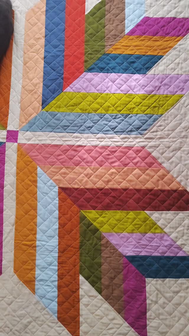 Equal parts obsessed with this @maddeeritter song and this new quilt ๐
Pattern: #interchangestarquilt
Quilting: @dizzlepopshop
Fabric: Kona Solids + Essex Linen