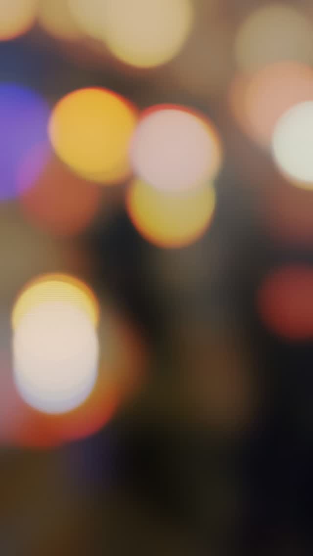 Venerdì scorso abbiamo festeggiato i 13 anni di @osteriala.lanterna con un percorso di Food & Art Pairing in cui l’arte ha sposato la gastronomia. La Chef Pamela ha reinterpretato alcune mie opere in chiave culinaria creando dei finger food buonissimi e belissimi in connessione diretta con il quadro.
Per l’occasione ho realizzato dipinto a pastello in cui ho cercato di racchiudere tutta l’anima della Lanterna, un luogo che, fin dal mio arrivo in Valsolda 11 anni fa, mi ha fatto sentire subito a casa e che ha segnato tappe importanti della mia vita.
Ci sono la lanterna e la lepre che fanno parte del loro brand, il forte legame col territorio, la minuziosa ricerca di materie prime di qualità, il Gigante che Dorme (chi è del posto sa di cosa parlo 😉), l’immancabile barbabietola , l’atmosfera da favola che circonda ogni piatto e ogni momento passato all’osteria insieme a Pamela e al suo staff.
Questa quadro resterà per sempre appeso alle pareti della Lanterna, dove potrete vedere anche altre mie opere in esposizione fino al 5 gennaio 2026!
#valsolda #arteecucina #foodart #mostradarte #contemporaryart #pastello #pastelart