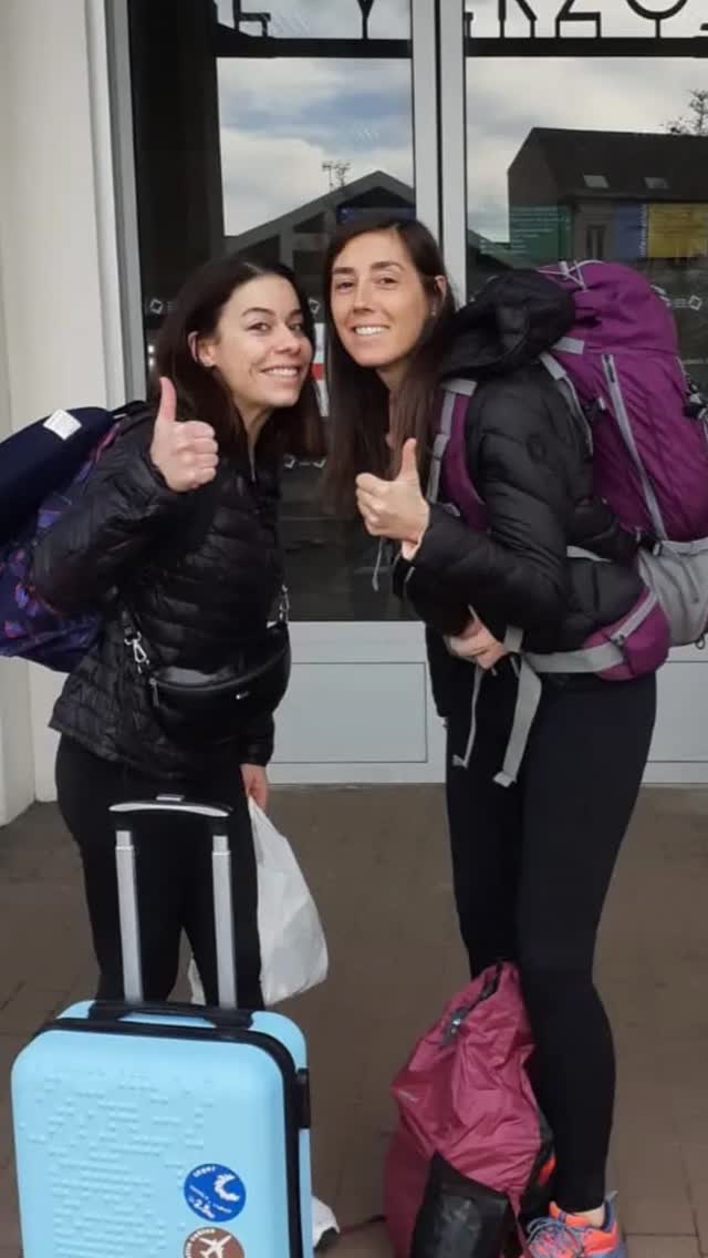 329 jours plus tard...
Après avoir traversé 3 continents et 14 pays, croisé des centaines de sourires, essuyé tout autant de larmes de joie comme de fatigue, marché des milliers de kilomètres, gravi des montagnes, nagé dans des eaux plus bleues les unes que les autres, regardé des centaines de couchers de soleil, m'émerveillé devant des paysages à couper le souffle, dormi et mangé dans des endroits parfois improbables, traversé des coins perdus, et tant d'autres émotions...❤️
C'est la fin d'une aventure incroyable, d'un rêve devenu réalité.
Le point final d'un chapitre immense, puissant, bouleversant : mon tour du monde. 🌏
Il y a 329 jours, je partais avec un sac sur le dos 🎒 et un rêve en tête.
Il y a eu des matins émerveillés, des soirs remplis de gratitude, des silences, des tempêtes.
Aujourd’hui, je pose les pieds sur le sol que j’ai quitté, le cœur chamboulé, rempli de souvenirs, de visages, de paysages que je n’oublierai jamais.
Les mots ne seront jamais assez forts pour décrire ce que j'ai vécu.
Ce n’était pas un simple voyage ; c’était une parenthèse magique, une quête de liberté, de sens, de vie. 🙏
C’était un mélange de bonheur, d’introspection, d’émerveillement, de fatigue, de joie brute.
C'était des galères, des claques, et surtout, une liberté immense.
C’était moi, face au monde. Moi dans tous mes états. Et parfois, moi face à moi-même.
Aujourd’hui, je rentre. Le cœur un peu lourd, mais rempli de bonheur.
Ce n’est pas un retour à la case départ.
C’est un retour à moi, fatiguée mais vivante, enrichie, transformée et apaisée. Et surtout sincèrement reconnaissante.
Ce monde est vaste et beau. Et il m’a profondément changé.
Ce voyage m’a appris à ralentir, à observer, à faire confiance. À me faire confiance.
Et même si ce tour du monde se termine, je sais que ce qu’il m’a apporté ne me quittera jamais.
Merci la vie. Merci à moi de m’être lancée.
Et merci à vous, de m’avoir suivie dans cette folle aventure. ❤️
À bientôt, pour écrire le prochain chapitre...😉
Céline
#tourdumonde #voyage #backpacking #ctravel #travelplanner #surmesure #voyageauthentique