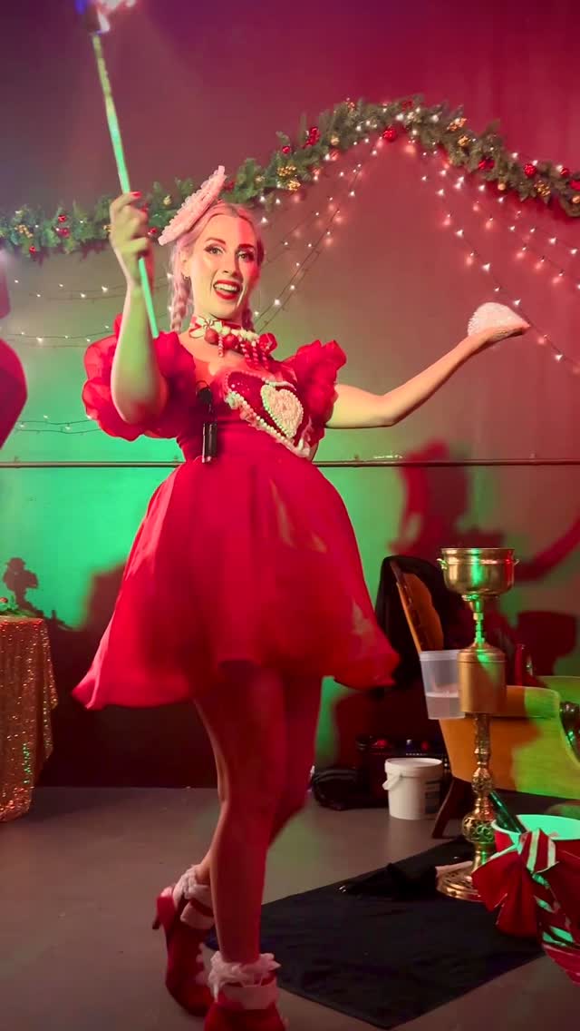 Oh the weather outside is frightful ☃️❄️ but the fire is so delightful 🔥❤️
Toasting my torches while guests toast their glasses for Christmas and end of year celebrations 🥂
•
•
📍 Event At: @curious.events.melbourne
•
•
•
#beckybubble #bubbleologist #bubble #bubbles #bubblelife #performanceartist #performer #costumedesign #bubbleshow #bubbleartist #christmascostume #christmasperformer #christmasevent #christmasentertainment #christmas #fireeating #fireeater #fireperformer #firebabe