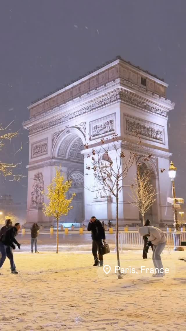 Magical scenes in Paris under the snow
#frenchquartermagazine #traveltofrance #parisfrance #paris #parisjetaime
