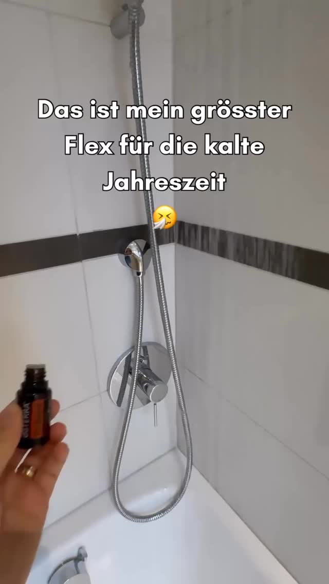 Unterschätzt, aber unglaublich effektiv ⤵️
1️⃣ Folge @mindyourchange_by_carmen
für einfache Routinen, die dein Wohlbefinden stärken.
2️⃣ Kommentiere „KALT“,
wenn du meine liebsten Öle für die Wintersaison möchtest. ❄️
⸻
Viele unterschätzen, wie kraftvoll eine einzige Aromadusche sein kann.
2-3 Tropfen OnGuard auf die Duscharmatur,
warmes Wasser an – und der Dampf verteilt die Pflanzenmoleküle im ganzen Raum.
Was die meisten nicht wissen:
✨ 22 Sekunden – dein limbisches System reagiert
(Emotionen + Stressregulation)
✨ 2 Minuten – die Moleküle erreichen den Blutkreislauf
✨ 20 Minuten – jede Zelle bekommt etwas davon ab
Gerade in der kalten Jahreszeit kann OnGuard dich wunderbar unterstützen:
• warm, würzig, stärkend
• stabilisierend für die Stimmung
• perfekt für ein kraftvolles Morgenritual
Eine Aromadusche dauert 2 Minuten –
aber sie verändert, wie du in den Tag startest.
🔖 Speichere diesen Beitrag,
damit du die Routine sofort ausprobieren kannst.
🕊️ Persönliche Erfahrung, keine medizinische Beratung.