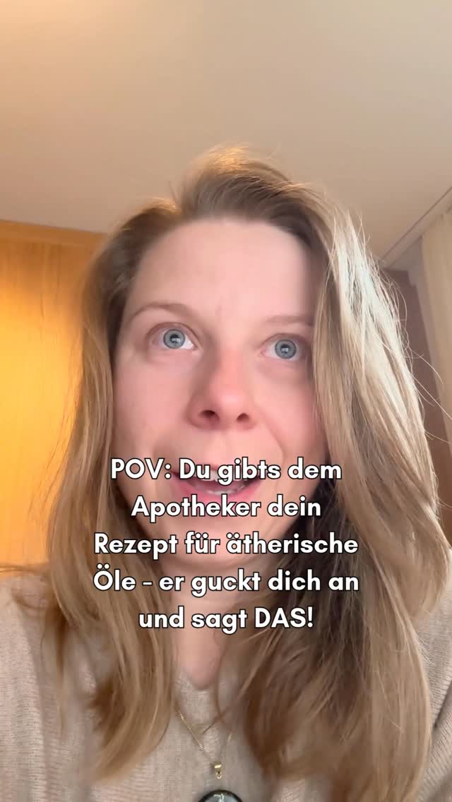 👀 Stell dir vor…
Es ist Montag.
Du hattest eine durchwachsene Nacht, das Gedankenkarussell drehte Überstunden.
Dein Energielevel? Bei genau 2 von 10.
Aber du hast einen Plan.
Du schnappst dir deinen Notizzettel – „mein Öl-Rezept“, hast du oben hingekritzelt –
und stapfst motiviert in die Apotheke.
Heute holst du dir deine 10 kleinen Helferlein.
Lavendel. Zitrone. Teebaum. Pfefferminz. Weihrauch. Und, und, und…
Du reichst dem Apotheker das Papier.
Er nimmt es.
Dann schaut er dich an.
Wieder aufs Papier.
Wieder zu dir.
„Also… das ist kein offizielles Rezept. Das ist… Hokuspokus.“
Sein Blick sagt: Sie ist eine von denen.
Du nickst.
„Ja. Bin ich.“
Weil du mittlerweile weisst, dass Gesundheit nicht immer aus der Schublade kommt.
Weil du erlebt hast, dass Schlaf, Verdauung, Stimmung & Energie beeinflussbar sind.
Dass man dem Körper nicht immer etwas geben muss,
sondern ihm helfen kann, selbst ins Gleichgewicht zu finden.
🌿 Du erinnerst dich an das erste Mal, als du ein Öl verwendet hast.
Wie skeptisch du warst.
Wie überrascht du warst.
Wie begeistert du heute bist.
Heute weisst du:
Du brauchst kein offizielles Rezept.
Du brauchst Vertrauen – in dich, in deinen Körper und in das, was die Natur dir schenkt.
1️⃣ Folge @mindyourchange_by_carmen,
wenn du natürliche Wege suchst, Verantwortung für dein Wohlbefinden zu übernehmen.
2️⃣ Kommentiere „APOTHEKE“,
wenn du wissen willst, wie du Öle anwenden kannst und welche 5 Öle für mich echte Must-haves sind.
🔖 Speichern nicht vergessen – das hier ist dein Startpunkt.
NATÜRLICHEGESUNDHEIT
WOHLBEFINDEN
SELBSTFÜRSORGE
NERVENSYSTEM