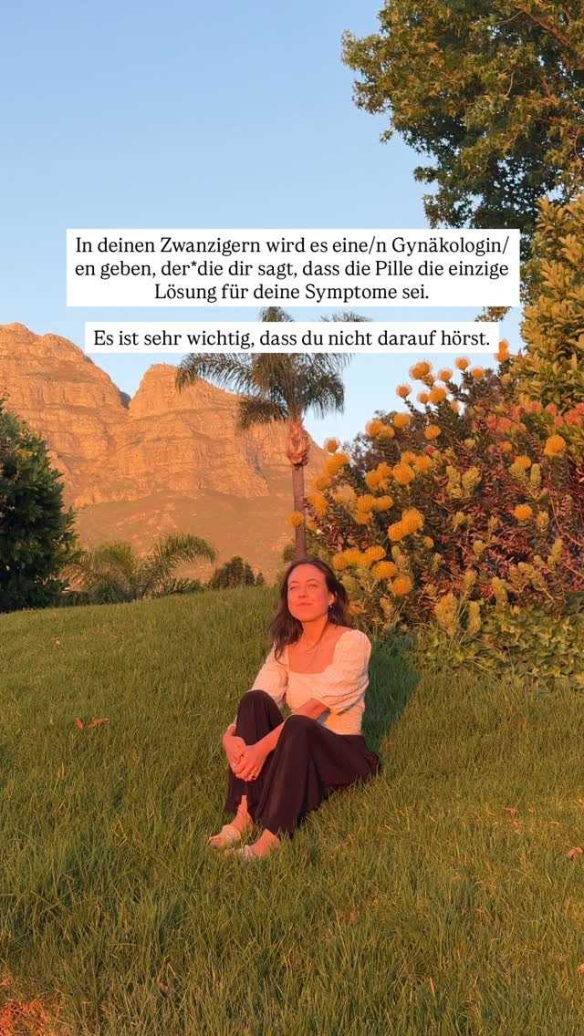 Die Pille unterdrückt vor allem Symptome oder verändert, ohne zwangsläufig die ursächlichen Auslöser der Beschwerden zu behandeln.
Sie kann den Zyklus künstlich regulieren, Haut verbessern oder Schmerzen lindern – aber sie ersetzt keine echte Diagnostik. Deshalb kommt es bei vielen Menschen nach dem Absetzen zu einer Rückkehr der Beschwerden, manchmal sogar stärker als zuvor. 🫠
Wenn die eigentlichen Hintergründe – wie hormonelle Dysbalancen, Entzündungen, Nährstoffmängel, Stoffwechselthemen, Stress oder Lebensstilfaktoren – nicht erkannt werden, bleiben die Probleme langfristig bestehen.
Gerade deshalb ist eine gründliche Ursachenuntersuchung so wichtig!
➡️ Ein ganzheitlicher Ansatz, der Körper, Hormone, Psyche und Lebensumstände gemeinsam betrachtet, kann helfen, ein wirklich passendes und nachhaltiges Konzept zu entwickeln.
Wenn du dir auf diesem Weg Unterstützung wünschst: Ich bin hier. Ich sehe dich, und ich begleite dich gern dabei, auch ohne Pille eine nachhaltige Lösung zu finden. Schicke mir einfach eine DM und ich melde mich bei dir! 💌
#antibabypille #frauengesundheit #zyklusbewusstsein #hormoncoach #hormonfreieverhütung #hormonelleverhütung #antibabypilleabsetzen #ganzheitlichefrauengesundheit #hormonbalance