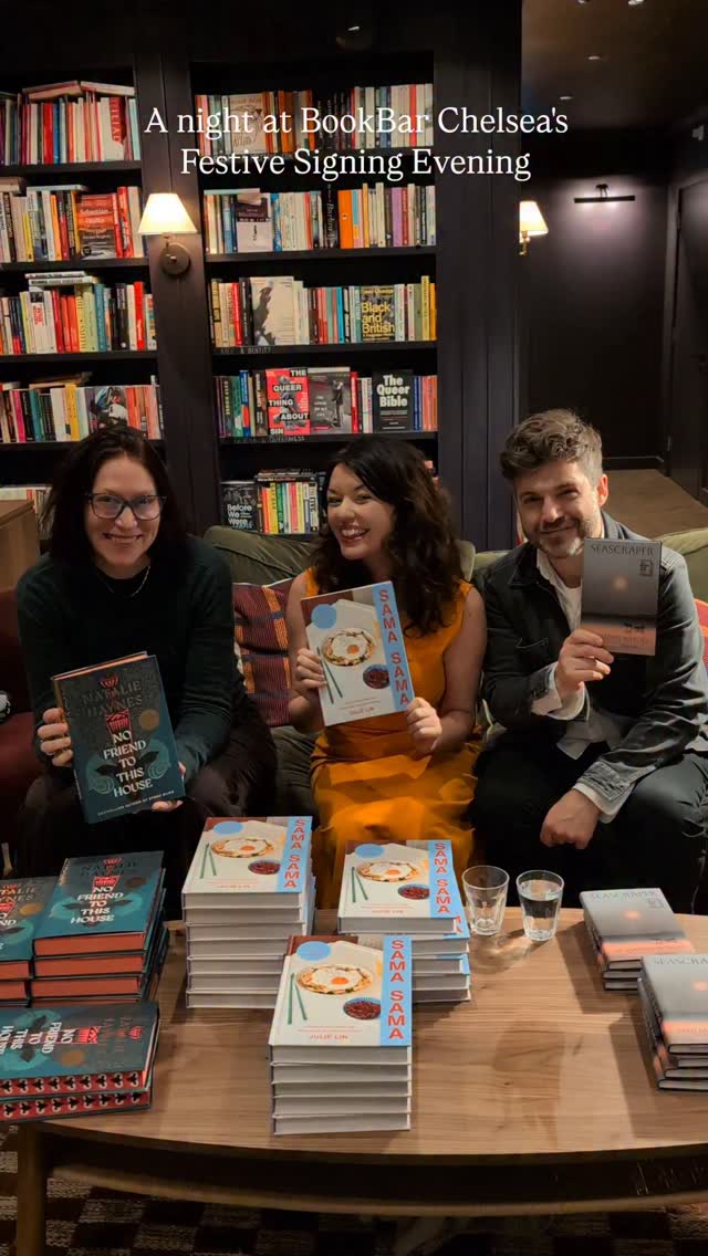 Christmas has officially started 💫💫💫
Don't miss our Christmas Sing-A-Long on Saturday from 5-6pm at BookBar Chelsea. Join us for some festive tunes, plenty of @botivodrinks, mulled wine and mince pies, and book browsing (always). No sign up (or ability!) needed, just bring your friends and your warmest vocal chords 🎤