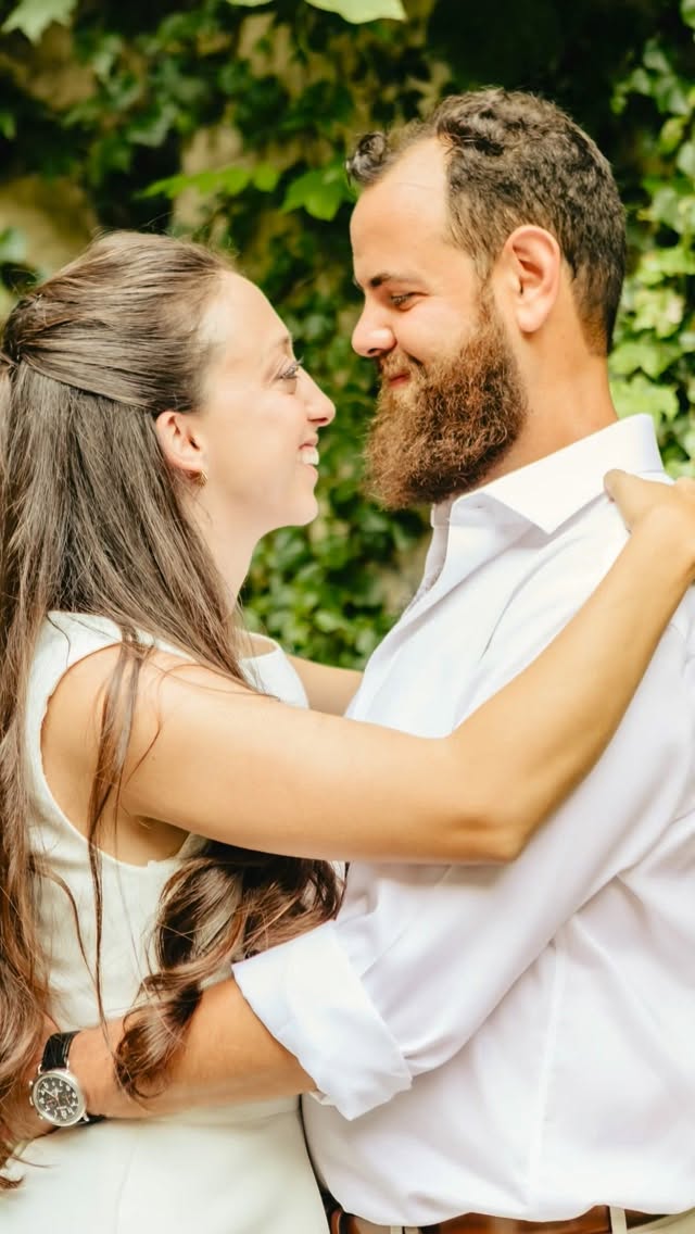 This is what happens when you strip away everything that doesn’t matter and focus on what does
The energy. The people. The way joy fills a room without trying.
I spent the day capturing these two as they signed, laughed, kissed, and celebrated with the people who matter most.
The little moments always tell the real story.
Dreamy highlight video, because these memories deserve to dance forever ✨