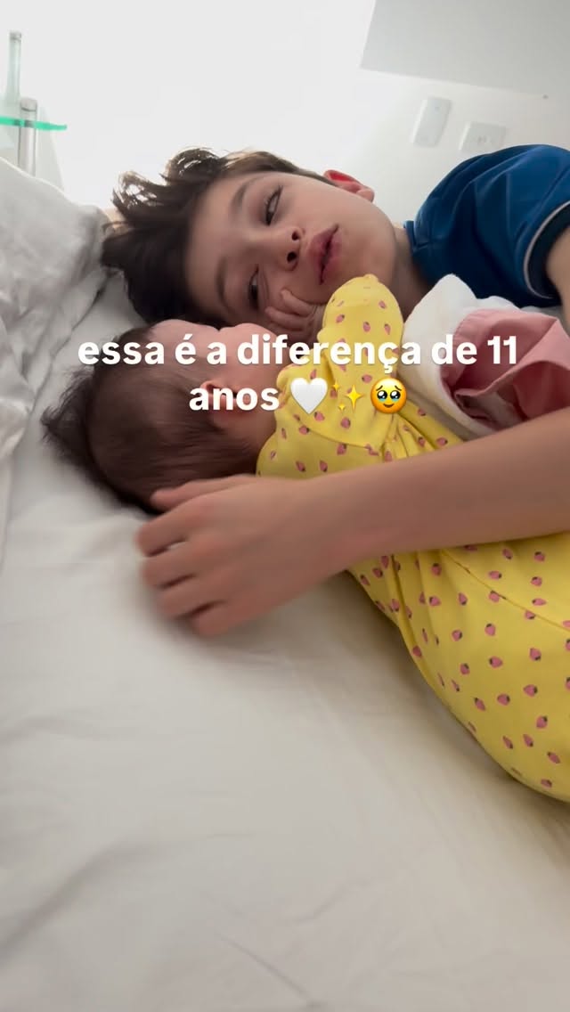 Quando um bebê chega em uma família, ele não chega pra desarrumar tudo; ele chega pra dilatar o amor que já existe.
Chega pra somar. Pra aquecer. Pra lembrar que a vida é feita de recomeços e de renovação. E que tudo pode ser muito melhor do que jamais foi.
Não precisa ter medo.
Vai dar tudo certo de um jeito bagunçado às vezes, mas verdadeiramente lindo!
🫶🏻
#maternidadereal #maternidadeconsciente #autocuidado #psicologiamaterna #atençãoplena #vidareal