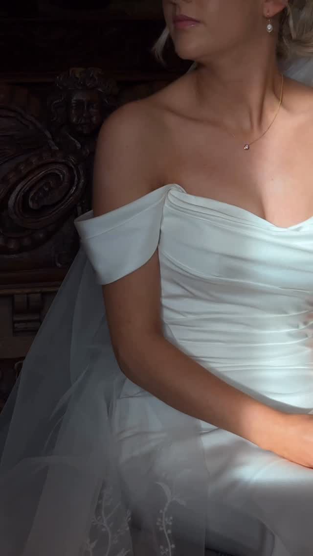 The moments before she said “I do” - @s.l.f_home ✨💫
Content: @the.socialguest
Photographer: @weddingsbydan
Dress: @emilybridalwear
Hair: @josiemariehair
Makeup: @laurajessicamakeup
Wedding Content Creator | 2026 Bride | Bride Era | Wedding Day | UK Bride 2026 | Destination Weddings | Wedding Inspo | Wedding Planning 2026 | Wedding Trends