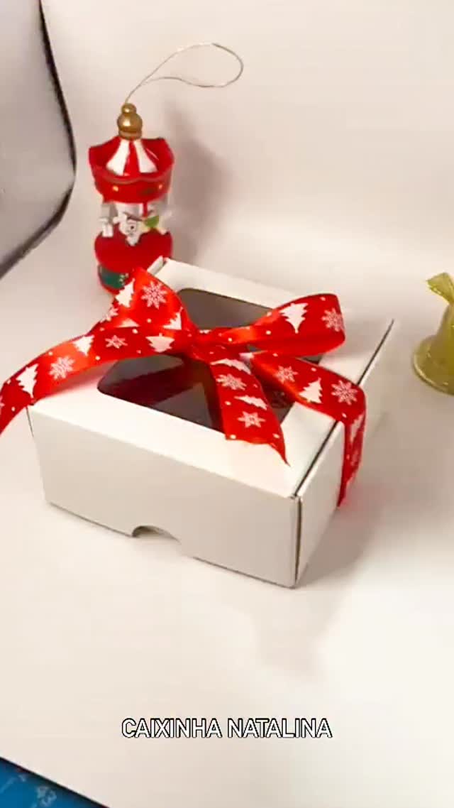 Caixinha com 4 brigadeiros por apenas R$ 20,00.
Lembrancinha no precinho para presentear os seus amigos, familiares ou até a equipe que esteve contigo durante o ano todo.
*Acompanha uma fita e tag natalina.
** Escolha até 2 sabores de brigadeiro para as suas caixinhas (exceto: alcoólicos, pistache e avelã)
*** Pedido mínimo: 5 caixinhas