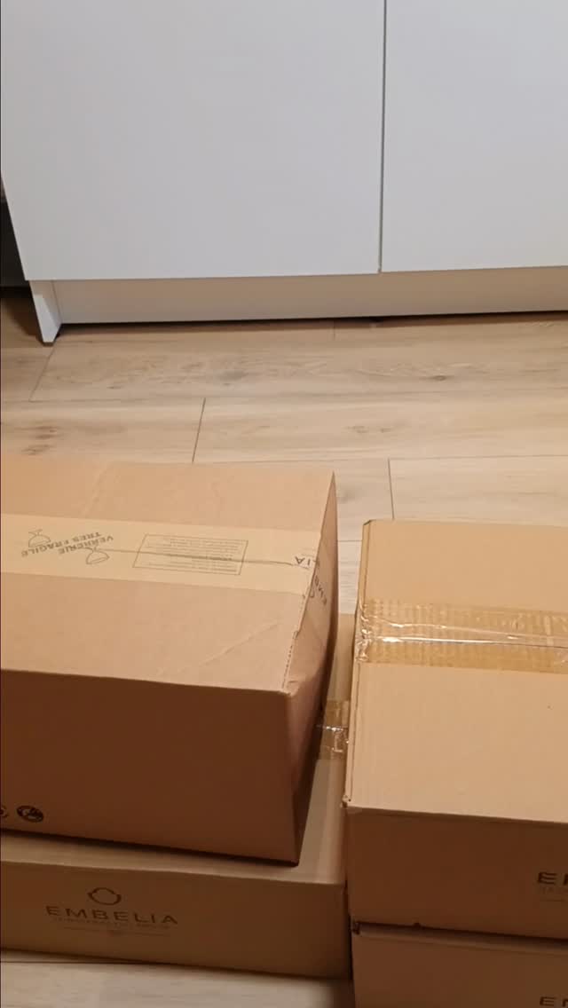 📦 Unboxing
Allez viens, on ouvre les colis de mini pots en verre.
Il y en a 576 en tout.
Ils me servent pour les baumes à lèvres et les minis baumes corporels.
Ils sont recyclables ou réutilisables 😉
Abonne-toi pour découvrir ces baumes magiques !
#cosmetiquesnaturels #artisanefrançaise #faitmain