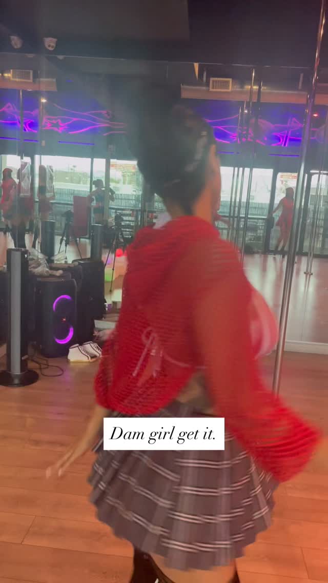 Join me and @sugarpolefairy for our next Pole, Soul & Bowls workshop Sunday 12/16 from 3-5pm @polefitnessstudio 🌟
Our last event was tapping into your Warrior Goddess 🦹♀️ We got to live out our Xtina dream and get real dirtayyy ❌ And it was my first time creating choreo where I was able to bring in both masculine and feminine vibes 👊🏽
These classes help us recognize that we never have to choose, act or think one way or another. That our sensuality is just as important as being spiritually sound. We are warriors and can always have it all 💯
Our next class we’re doing a Sexy Santa lap dance routine🪑and its one you don’t want to miss, especially if you want to give that special someone a 🎁 they won’t forget 😻
Send💰 $20 w/ full name to @sugarpolefairy
Venmo @Anna-Morales
CashApp $Annathebanana551
Secure your spot now before we run out of poles and let’s Ho Ho Ho into the new year!💈🧑🎄🎄
#danceislife
#soundhealingmeditation
#wellnesswarriors
#polefitness
#lasvegaslocal
#lasvegasfun