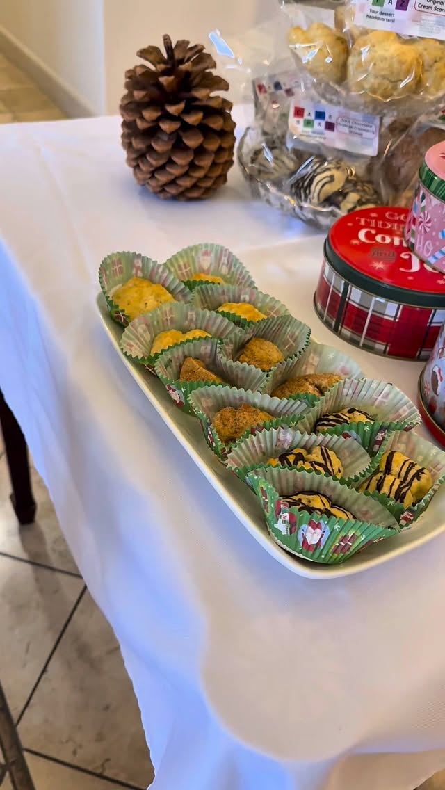Freshly baked Scones, Shortbread, and Holiday Cheer - oh my! Stop by the Roseville Holiday Craft Fair at the Heritage Oaks Community Center. Here till 1pm! See you soon!
🥳🎄🎁
#cakespaz #roseville #sacramento #womanowned #pastrychef #sacramentopastry #sacramentoscones #holidaygifts #holidaydesserts