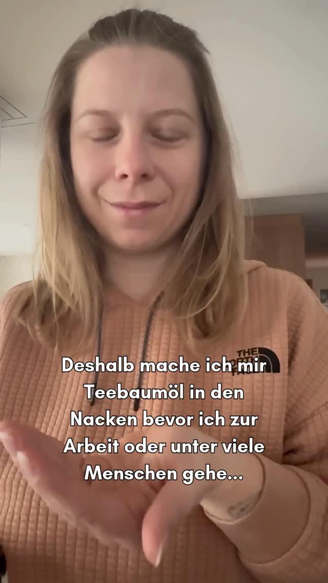 ✨ Deshalb trage ich Teebaumöl in den Nacken, bevor ich zur Arbeit gehe oder mich unter viele Menschen begebe…
1️⃣ Folge @mindyourchange_by_carmen
für Tools, die dich im Alltag stärken – körperlich & emotional.
2️⃣ Kommentiere „TEEBAUM“,
wenn du meine liebsten 5 Teebaum-Anwendungen für den Alltag möchtest.
Warum genau mache ich das? 🌿
👉 Antibakteriell & antiviral
Teebaumöl enthält über 90 wertvolle Inhaltsstoffe – besonders Terpinen-4-ol, das in Studien für seine starke Wirkung gegen Bakterien, Viren und Pilze beschrieben wird.
👉 Immun-support
Gerade in Büros, ÖV, Schulen und vollen Räumen wo viele Erreger vorhanden sind trägt der Körper viel. Teebaum auf Nacken & Brustbein ist für mich ein kleines Ritual, das mich durch diese Phasen begleitet.
👉 Energetischer Schutz
Kennst du das Gefühl, nach einem Tag unter vielen Menschen völlig ausgelaugt zu sein?
In der Aromatherapie gilt Teebaum als Öl der gesunden Grenzen – wie ein sanfter Schutz, der dir hilft, bei dir zu bleiben.
💡 So wende ich es an:
• 1–2 Tropfen Teebaum mit fraktioniertem Kokosöl verdünnen
• in den Nacken & über das Brustbein geben
• bei viel Kontakt zusätzlich auf die Fusssohlen
• für mehr Frische: mit Zitrone kombinieren
Seit ich dieses Ritual mache, komme ich nach Hause und fühle mich klarer, stabiler und weniger ausgesaugt.
🔖 Speichere diesen Beitrag, wenn du es ausprobieren möchtest.
🕊️ Persönliche Erfahrung – keine medizinische Beratung.
#ätherischeöle #grenzensetzen #ganzheitlichegesundheit #gesundheit #immunsystem