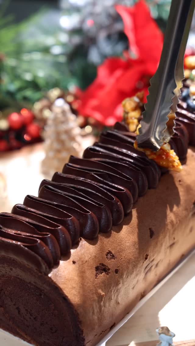 Three flavours. Endless festive joy. 💫
🍰 Classic Vanilla — Vanilla sponge, vanilla and mascarpone cream, candied walnuts, cacao nibs, raspberries.
🍫 Decadent Chocolate — Chocolate sponge, 57% dark chocolate, hazelnuts, candied walnuts, cacao nibs, blueberries.
✨ Luscious Lychee — Lychee sponge, lychee and mascarpone cream, blueberries, dehydrated raspberries, pearl sugar.
Pre-orders available in store or via phone call. 3 days lead time for all orders.
Slices will be available daily in stores too! Christmas gifting… sorted. 🎄🫶🏻