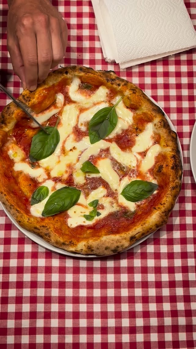 CLOSED - CHRISTMAS GIVEAWAY 🎄
This Christmas, I’m giving away an Italian cooking class for 2 people.
A hands-on experience to learn real Neapolitan pizza and Italian basics — just like we do it every day.
How to enter:
• Follow @franzpizzalux
• Like this post
• Tag the person you’d bring with you
Winner announced on 25 December.
Buona fortuna 🍕