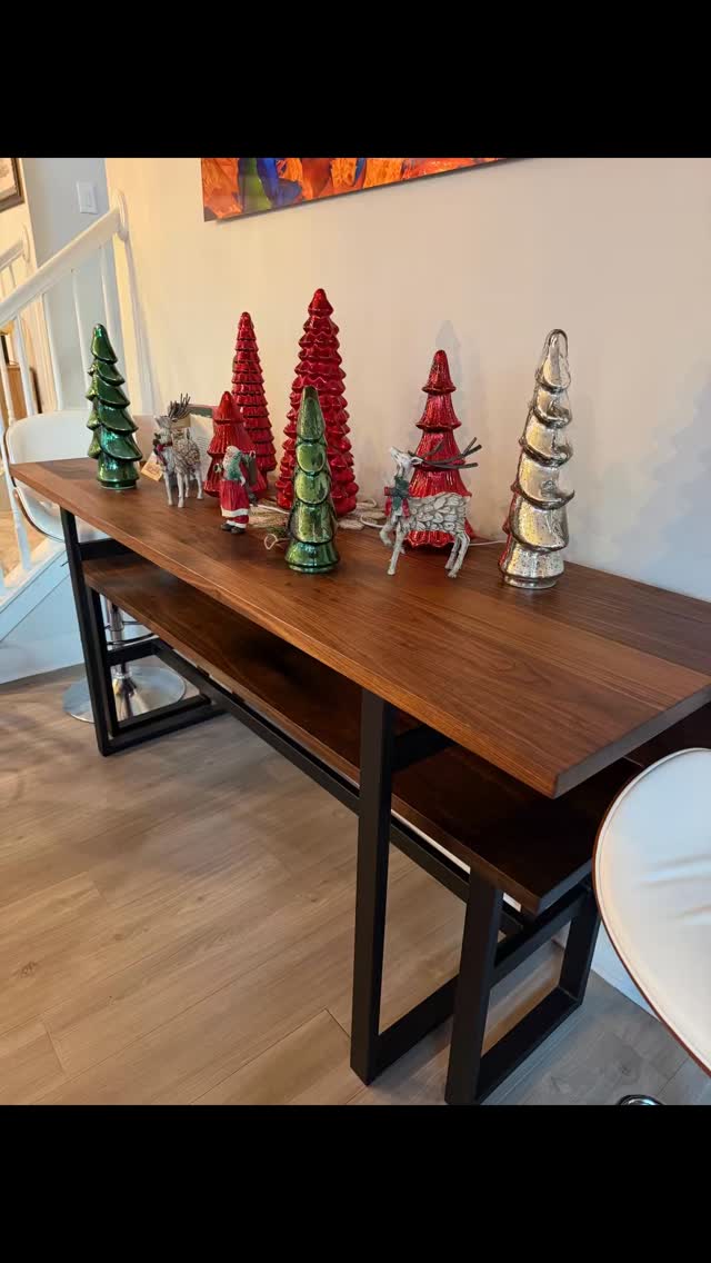 Someone is ready for the holidays with a new custom single drop leaf table/desk with a nesting bench.
We always love getting pictures of pieces in their new homes.
#holiday #customfurniture #custommade