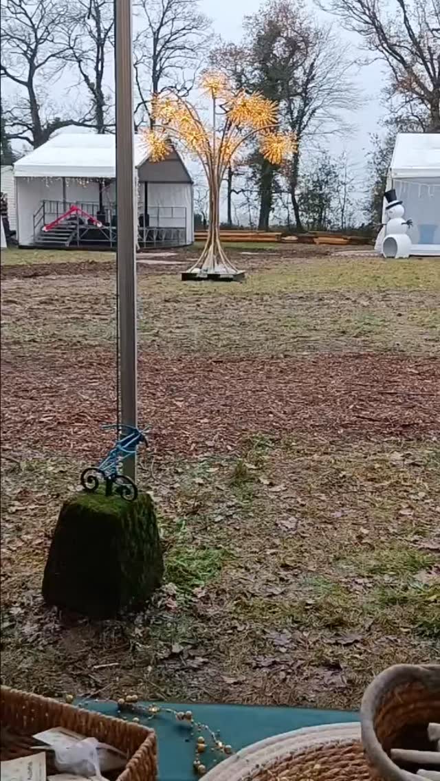 🙅♀️ J'arrête les marchés
Trop de facteurs que je ne contrôle pas (météo, communication, fréquentation, concurrence...).
Je m'épuise physiquement et moralement pour des résultats qui ne sont pas toujours à la hauteur de mes objectifs.
J'ai pris conscience que je laissais mon activité dépendre de facteurs extérieurs et que cela m'empêchait d'avancer sereinement.
J'ai alors repensé à mes ventes en ligne, que je repoussais "à plus tard" et ça a été l'évidence.
C'est là que je dois investir mon temps et mon énergie pour une situation plus stable.
J'ai donc décidé de suivre la formation de @marion.guittier qui est une vraie pépite !
Alors non, je n'arrête pas complètement les marchés car certains me tiennent vraiment à cœur et j'ai plaisir à te rencontrer et à échanger avec toi.
Je vais lever le pied et me consacrer à ma boutique en ligne.
👈 Pour me soutenir dans cette transition, va voir le lien dans ma bio.
Merci d'être là ☺️
#savonnerieartisanale ##savonsfaitmain #artisanefrançaise