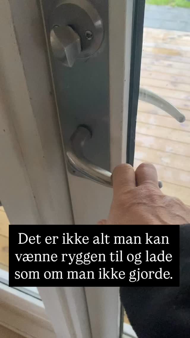 It wasn’t me…det er ikke alt man kan vende ryggen til og lade som om man ikke gjorde…læs ‘Forræder’ på www. klummer.dk - se link i bio. #bøger #forfatter #litteratur #klummer #læs