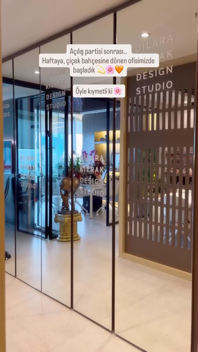 8 Kasım Cumartesi günü, yaklaşık 70 kişilik bir katılımla yeni ofisimizin açılışını sevdiklerimiz, meslektaşlarımız ve sektörden dostlarımızla birlikte kutladık.
Bu özel günü bizimle paylaşan, uzaktan da olsa desteğini ve güzel dileklerini ileten herkese yürekten teşekkür ederim. 💫
2020 yılında kurduğum DilaraKızrak Design Studio, bugüne kadar konut, ofis, otel, rezidans, fabrika ve restoran projelerinde yer alarak farklı ölçeklerde üretmeye devam ediyor.
Yeni ofisimizle birlikte, aynı heyecan ve tutkuyla mekânlara kimlik ve ruh katmaya devam edeceğiz.
#openingday #interiordesign #tasarım #evdekorasyonu #archilovers #designers #dilarakızrakdesignstudio