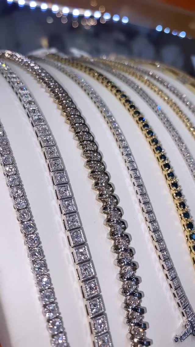 When you ask Santa for a unique,non-cookie-cutter, curated, diamond tennis bracelet… he buys it from us.💎✨ 😉
#southsurreyjeweller #nataliajewellers #bycoreyg #yvr #customjewelry #tennisbracelet #whiterockjeweller
