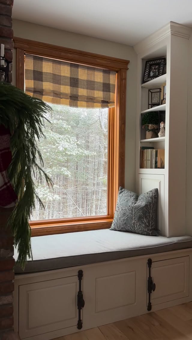 My favorite Christmas mantle yet. And I actually put the sleigh in the right spot this year! (I somehow always have a brain fart and put it in front of the reindeer 😂)
.
#christmasmantle #holidaydecorating #myheartandhomestyle #christmashome #christmasfireplace