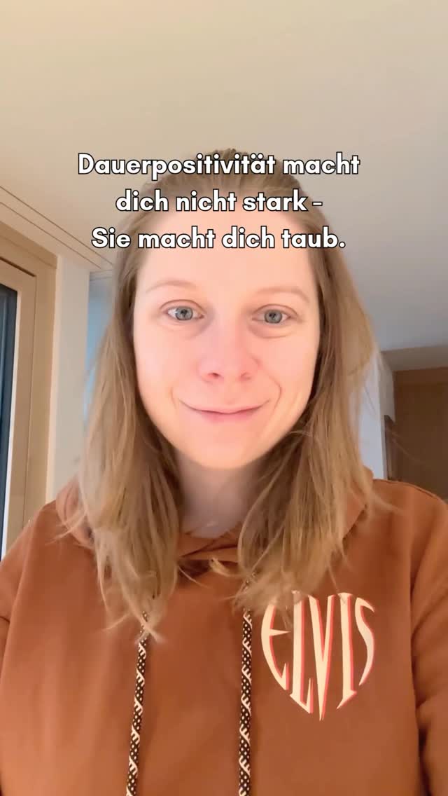 Ich habe lange geglaubt…
…dass ich stark bin, weil ich immer positiv geblieben bin.
Nicht jammern. Weitermachen. Das Gute sehen.
Nach aussen wirkte das stabil.
Innen habe ich mich immer weniger gespürt.
Irgendwann habe ich verstanden:
Gefühle, die wir nicht fühlen wollen, verschwinden nicht.
Sie werden leise.
Und leise begrabene Gefühle sterben nicht –
sie wirken weiter. Im Körper. In der Stimmung. In der Energie.
Der Wendepunkt für mich war nicht mehr Optimismus.
Sondern Ehrlichkeit mit mir selbst.
Wenn ich heute merke, dass etwas in mir eng wird, mache ich es so:
1️⃣ Wahrnehmen
Was ist gerade da?
Was fühle ich wirklich?
Und wo im Körper spüre ich das?
2️⃣ Annehmen
Ich sage mir innerlich:
„Es ist okay, dass ich gerade … bin.“
3️⃣ Durchgehen lassen
Emotionen sind Energie in Bewegung.
Wenn ich sie im Körper zulasse,
kann sich diese Energie lösen.
Ich muss nichts reparieren.
Ich darf fühlen.
1️⃣ Folge @mindyourchange_by_carmen,
wenn du dich selbst nicht mehr übergehen willst.
2️⃣ Speichere diesen Beitrag,
wenn du ihn in ruhigen Momenten wieder lesen möchtest.
💬 Meine Frage an dich:
Welche Emotion erlaubst du dir gerade am wenigsten?
#coaching #mindset #emotion #bewusst #fühlen