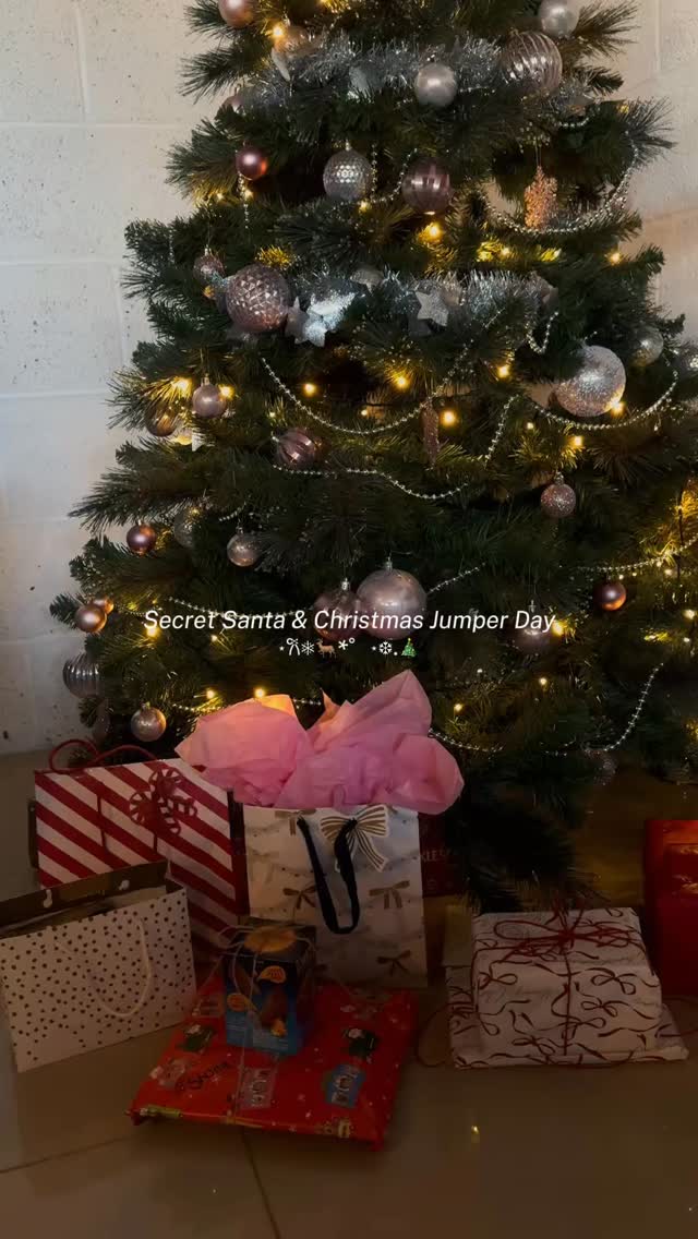 On Thursday, we got into the festive spirit with Christmas Jumper Day and Secret Santa🎄✨ The day was packed with the cutest gifts, delicious food, Bucks Fizz and plenty of laughs. Featuring Lauren, our Digital Experience Manager, who gave us a performance so good that we *almost* let her stay another day🎶🎅🏽🎄
#buildabrand #marketingagency #socialmediamarketing #secretsanta #christmasjumperday