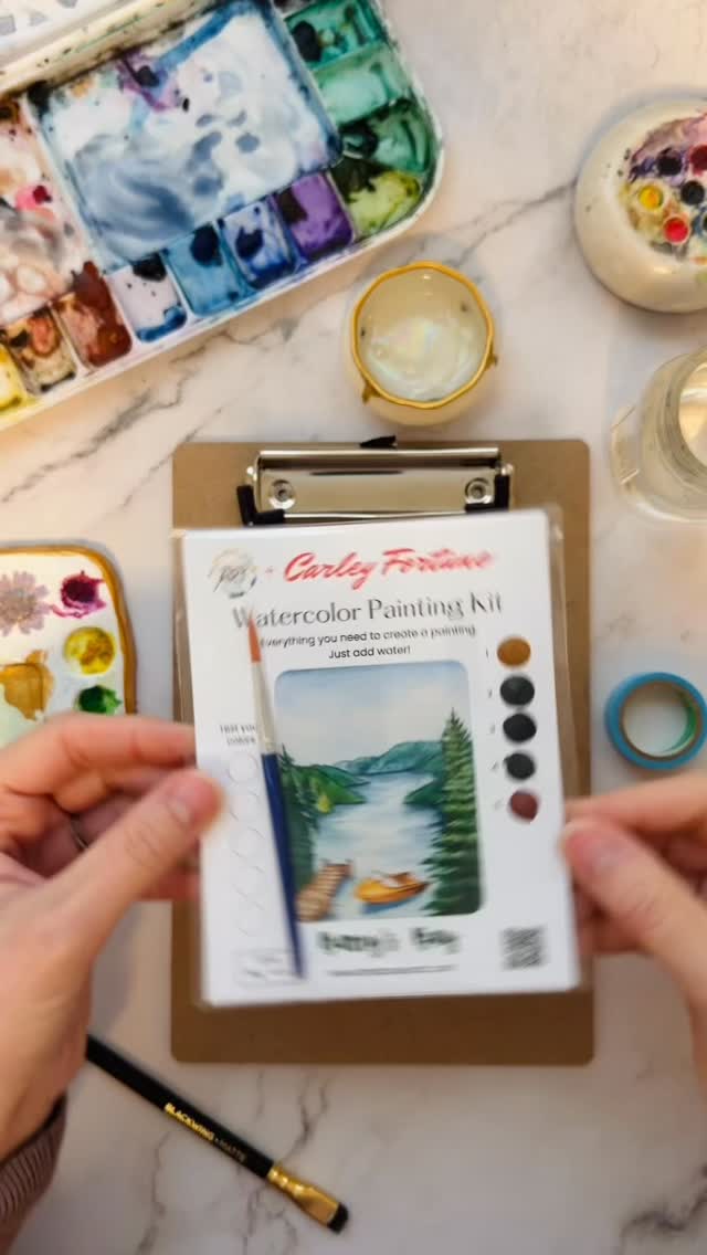 Paint yourself a little sweet slice of #barrysbay with one of my favorite watercolor kits I did in collaboration with @carleyfortune 🚤💕
You can paint the icon scene and boat from her best selling books!
Grab your bookish besties and have yourself a Barry’s Bay paint night. 🎨 🍹
Everything you need is in the watercolor kit, just add water.
You can get the Barry’s Bay kits exclusively at the @carleyfortune shop. 💝 I swear on it! 😉
#watercolorkit #carleyfortune #landaruenartshop #landaruenart