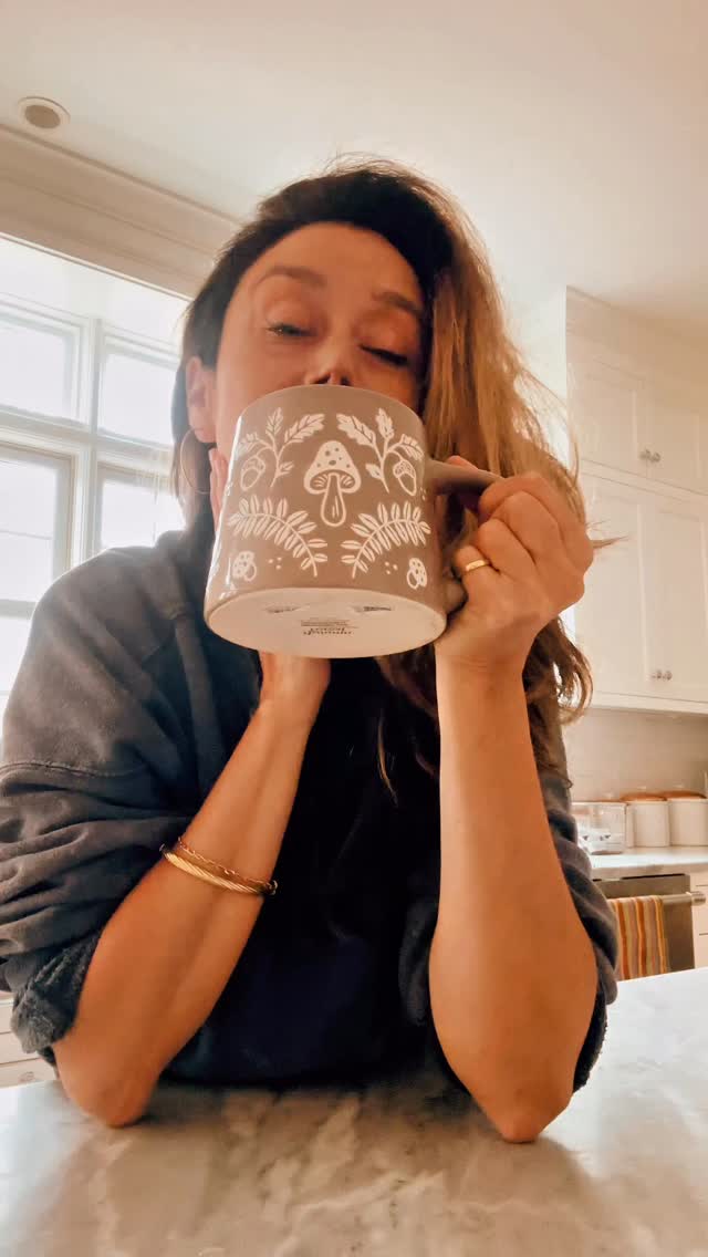 Si tu digestión hablara…. Te pediría esto
Tres semillas. Un ritual. Mucha calma digestiva
En Ayurveda, a veces no necesitamos más cosas, más bien solo volver a lo básico.
Este te CCF en inglés y CCH en español es uno de mis rituales favoritos:Simple, cálido y profundamente Ayurvedico.
Tres semillas que trabajan en armonía para apoyar la digestión y reconectar con tu cuerpo.
Solo necesitas:
1 cucharadita de cada semilla, 4 tazas de agua; déjala hervir por 5 minutos, tápala para que repose y tómala tibia durante todo el día.
Un ritual simple y perfecto para esos días en los que quieres sentirte más liviana por dentro.
💌Guárdalo para probarlo esta semana y también compártelo con alguien que ama lo natural.
#ayurveda #love #latinosenusa