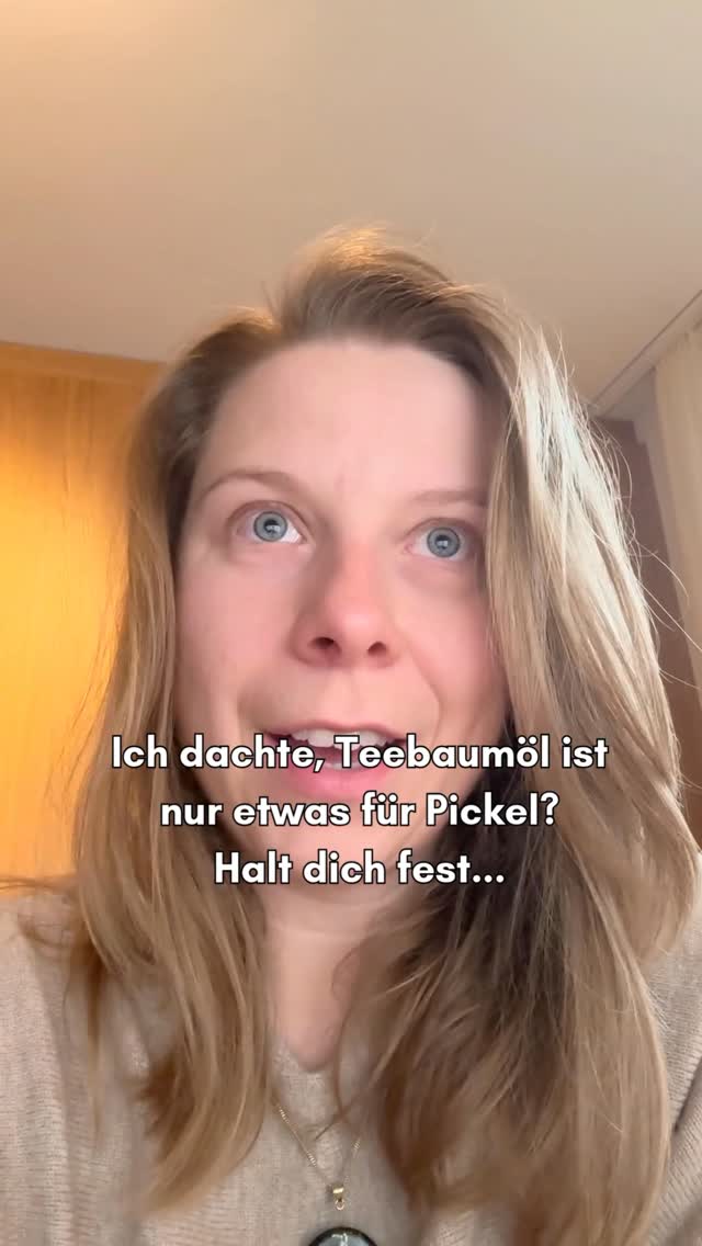 Teebaumöl ist DER Klassiker bei Hautunreinheiten – ein Tropfen, zack, die Haut wirkt geklärt und beruhigt.
Aber glaub mir: Das ist nur die Spitze des Eisbergs! 🌿
✨ Was Teebaumöl noch kann:
– Juckende Kopfhaut pflegen, unterstützt bei Schuppen 🪮
– Unreine Haut am Rücken & Dekolleté unterstützen
– Frische, entspannte Füsse im Fussbad schenken 🦶
– Oberflächen, wie z.B. deine Yogamatte natürlich reinigen 🧽
– Nägel pflegen 💅
– Rasierer-Tipp: 1 Tropfen drauf – hält die Klinge länger frisch & hygienisch 🪒
– und Frauen, haltet euch fest: 1 Tropfen morgens ins Höschen - unterstütz den Intimbereich auch wunderbar
Ich sag’s dir: Teebaumöl ist wie der eine Freund, der IMMER kann –
egal ob Beauty, Wellness oder Haushalt.
Und meistens brauchst du nur 1 Tropfen.
1️⃣ Folge @mindyourchange_by_carmen,
um keine meiner natürlichen Helferlein zu verpassen.
2️⃣ Kommentiere „INFO“,
wenn du wissen willst, wie man ätherische Öle anwendet
und welche 5 Öle für mich echte Alltags-Must-haves sind.
🔖 Speichere diesen Beitrag, damit du die Ideen griffbereit hast.
GESUNDHEIT
MULTITALENT
TEA TREE POWER
SELBSTFÜRSORGE
WOHLBEFINDEN
HAUTPFLEGE
ÄTHERISCHE ÖLE