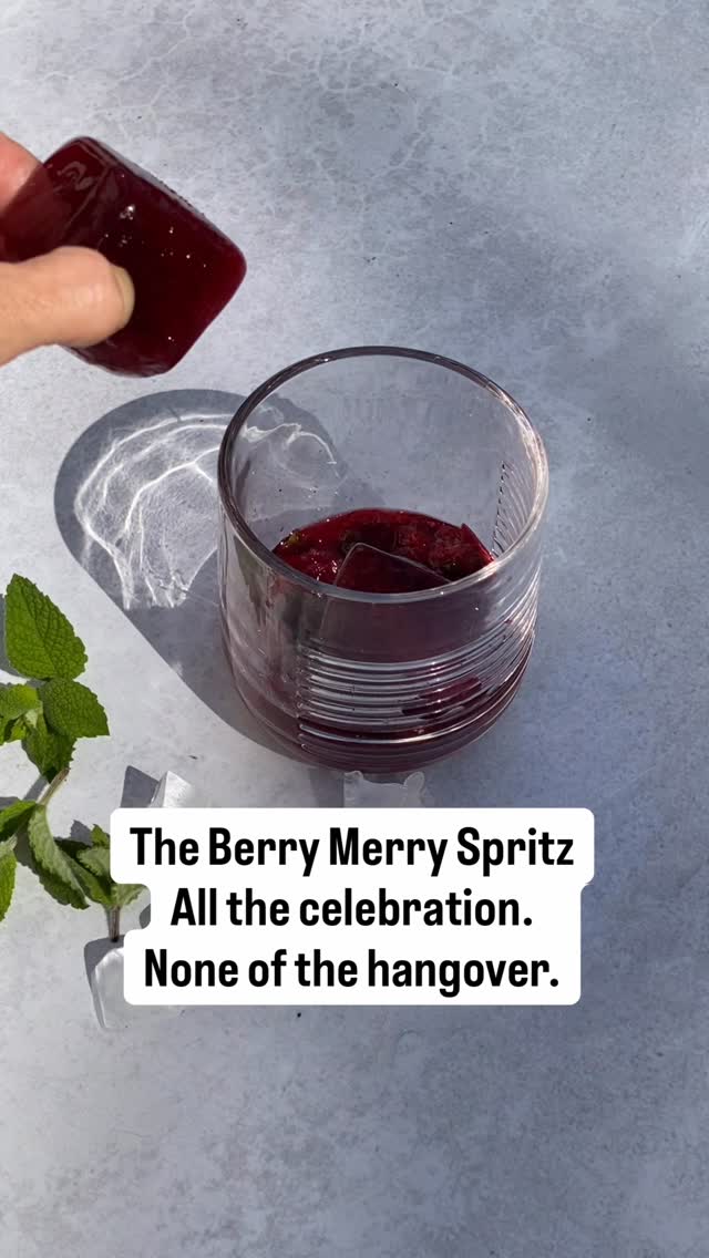 Christmas drinks don’t have to be alcoholic to taste great!
Meet The Berry Merry Spritz 🎄🍓
A fresh, festive little number made with:
✨ Muddled summer berries
✨ Brewtiful ice cubes (our hibiscus tea brewed strong and frozen)
✨ Sparkling water
✨ A sprig of mint to keep it crisp
Imagine this by the pool…
No hangover.
No sugar crash.
Just clean, feel-good festive sipping.
This is mocktail 1️⃣ in our Summer Christmas series and it only gets better from here.
Save it.
Make it.
Sip it all season long.
#BerryMerry #FestiveMocktails #SummerChristmas #HealthySips TheTeaThief