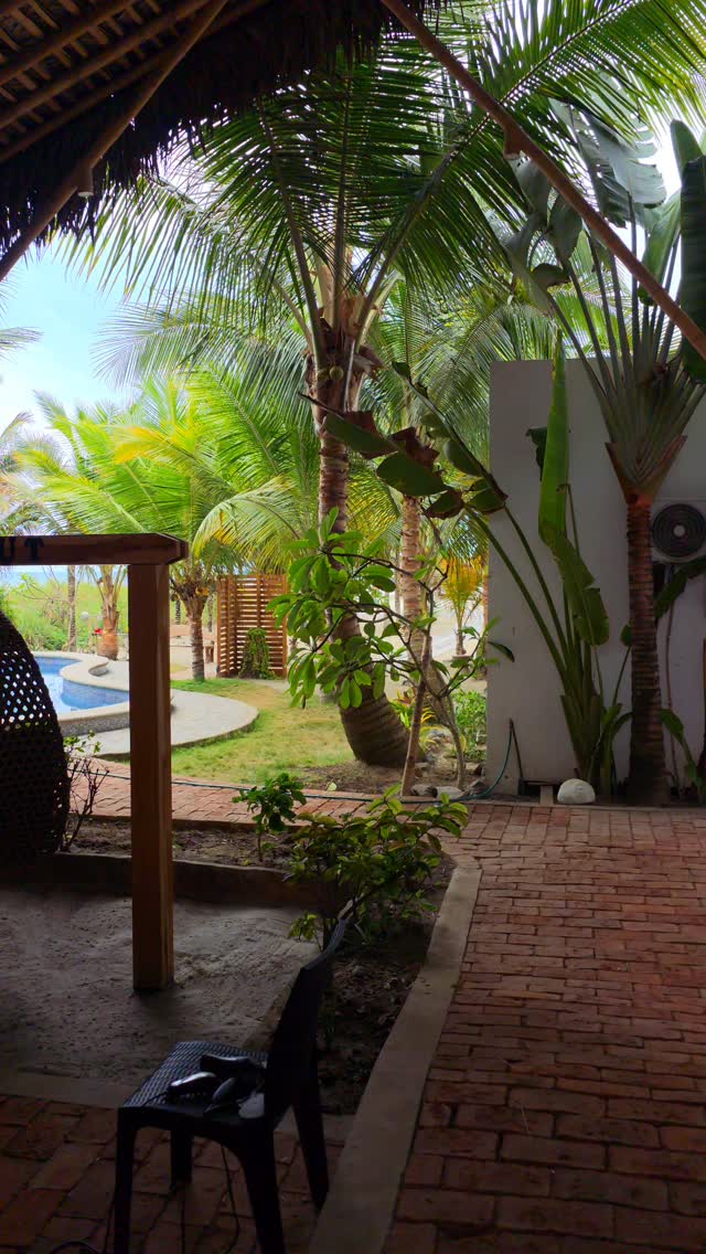 Morning swim, gym, walk on the beach, haircut, shave and breakfast...
Great way to spend Christmas Eve. morning in 80 degrees!