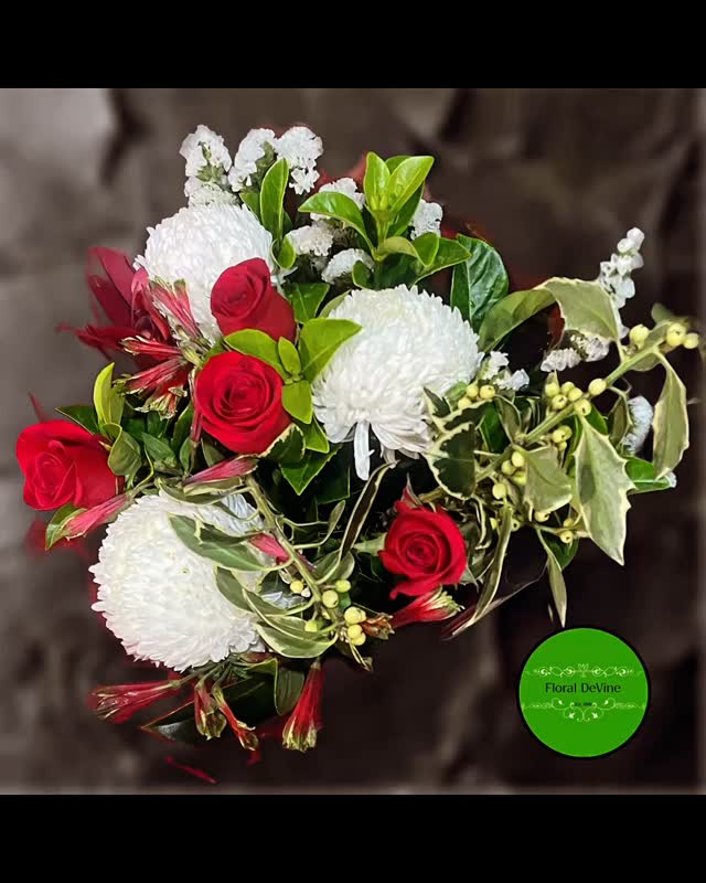 The holly really wasn’t cooperating today but the 🌹 🥰#huntershillflorist #sydneyflorist #holly #putneyflorist #roses