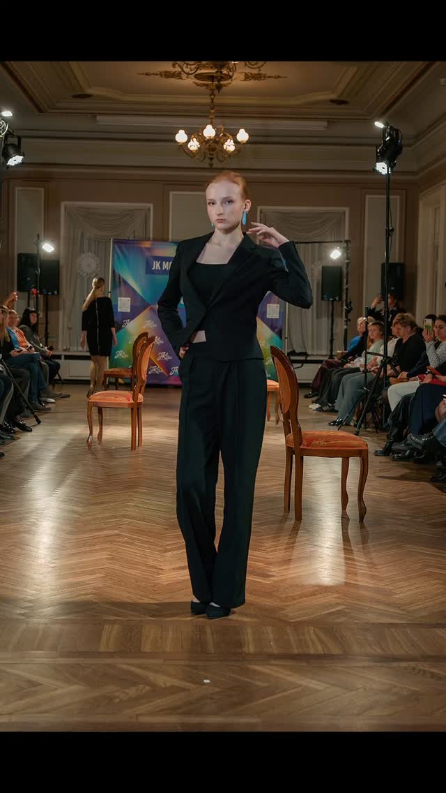 Early December ✨
A small fashion show, a meaningful moment.
Seeing my earrings on the runway,
in motion and full of confidence,
was quietly powerful.
Wear the feeling.
Thank you @jk_club_models
#fashionshow #runwaymoment #handmadejewelry
#designearrings #slowfashion