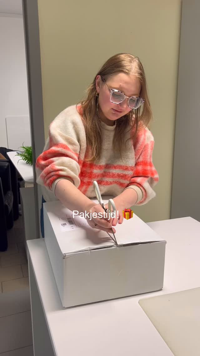 Puzzeltijd π§©
Deze vijf puzzels kregen we gesponsord van @puzzleinabag en ze zullen hier volop gebruikt worden.
Puzzelen doet zoveel meer dan bezig houden. Het helpt kinderen met ontwikkelingsstoornissen bij hun fijne motoriek, stimuleert het leggen van verbanden, prikkelt het denkvermogen en oefent focus en volhouden. En misschien nog het belangrijkste: dat stille, trotse moment wanneer een puzzel af is.
Kleine stukjes, grote groei. Dankjewel voor dit mooie gebaar π