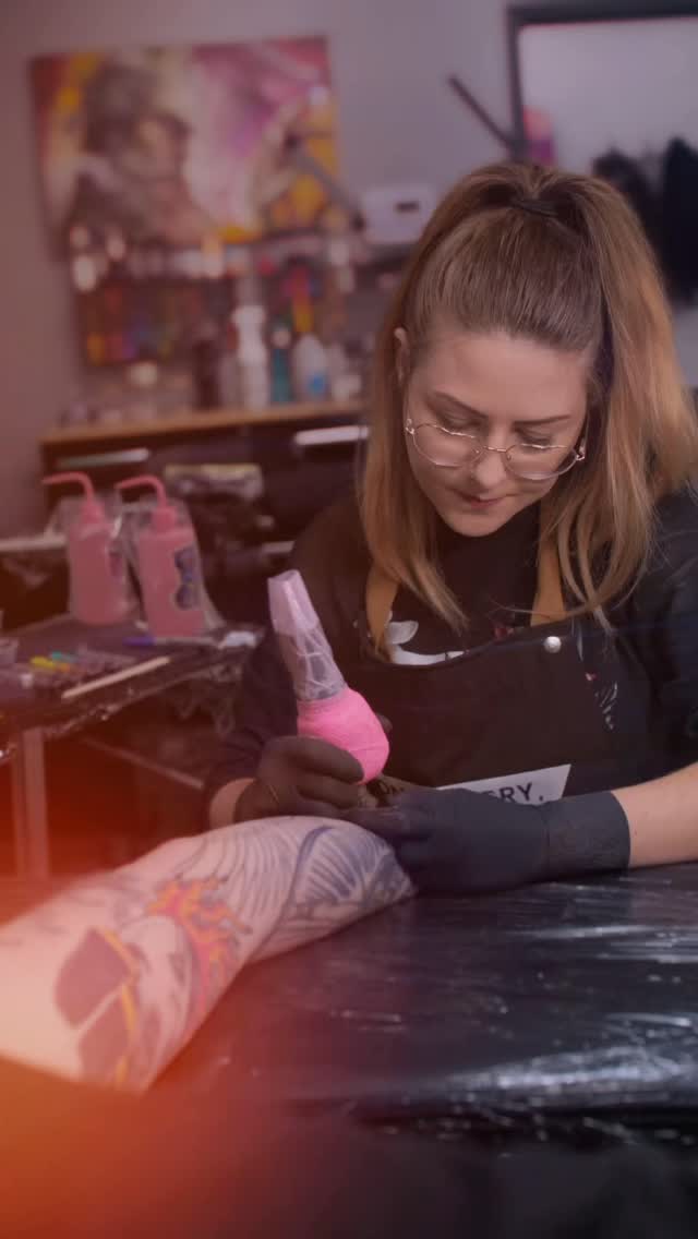 Precision, patience, and the best energy in the room. @dani.louise.ink