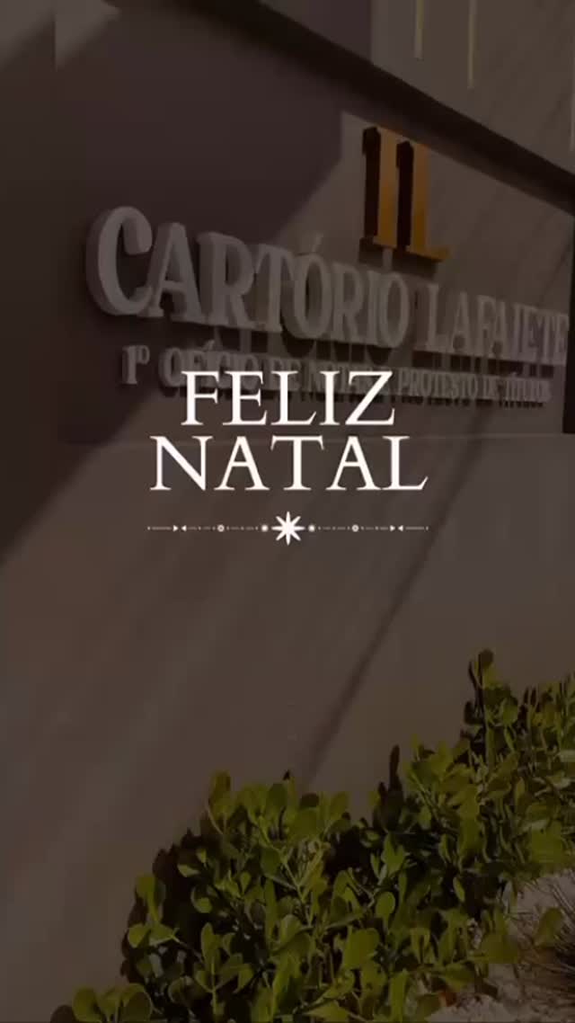 Feliz Natal!
No capítulo 15 do livro de João, da Bíblia, no versículo 12 está dito: O meu mandamento é este: Amem-se uns aos outros como eu os amei. O amor ao próximo não se restringe à família, mas sim aos que nos são próximos.
Mas é preciso ser realista. Ilusões, sonhos, ideais, amenizam as asperezas da vida. Porém, se levados ao extremo, afastam da realidade e impedem que se alcancem objetivos. E no caso da prática efetiva da solidariedade é preciso saber que exercê-la é muito mais difícil do que se omitir. Em outras palavras, fazer o bem é extremamente trabalhoso. Nada fazer é cômodo, não desgasta.
Portanto, quem se dispõe a exercer o versículo de João deve estar preparado para enfrentar dificuldades. Se não for perseverante, convicto em seu propósito, desistirá ao primeiro desafio.
Que a fraternidade e o senso de justiça e solidariedade norteiem as ações de cada um de nós no ano que se avizinha.
O 1º Ofício de Notas e Protesto de Títulos de Lagarto/SE (Cartório Lafaiete) deseja sinceramente um Natal com muita Paz, Saúde e Alegria a todos os seus clientes, amigos, familiares e colaboradores!
*Texto adaptado do artigo “Natal é momento de repensar solidariedade e justiça”, do jurista Vladimir Passos de Freitas @vladimirpassosde publicado no portal Conjur.