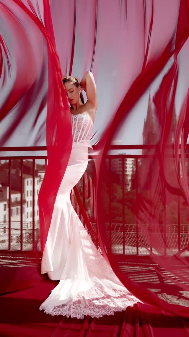 ✨ Fin d’année : moment de bilan…
À l’approche de la fin d’année, je prends le temps de regarder le chemin parcouru.
Cette année encore, mon atelier a vu naître de nombreuses robes de mariée sur-mesure, imaginées, dessinées et fabriquées à la main, ici à Marseille.
Chaque photo de ce réel représente des heures de création, de patronage, d’essayages, de choix de matières…
Mais surtout, elles racontent des histoires de femmes, de futures mariées, de moments partagés et d’émotions vécues ensemble.
Je suis profondément fière d’avoir pu accompagner tant de mariées, sublimer leurs silhouettes et participer à l’un des plus beaux jours de leur vie grâce au sur-mesure et à une approche artisanale, humaine et responsable.
⸻
🤍 Qui suis-je ?
Je suis Manon Gontero, créatrice de robes de mariée sur-mesure depuis 15 ans à Marseille.
Dans mon atelier à taille humaine, je crée des robes uniques, pensées pour chaque morphologie, chaque style et chaque histoire.
⸻
✨ À très bientôt pour une nouvelle année de créations
L’année prochaine s’annonce déjà remplie de nouvelles collections, de nouvelles rencontres et de nouveaux projets autour du mariage sur-mesure.
💌 Futures mariées
Si vous vous mariez bientôt et que vous rêvez d’une robe unique,
👉 pensez à réserver votre rendez-vous dès maintenant via le lien en bio ou en message privé.
À très vite 🤍