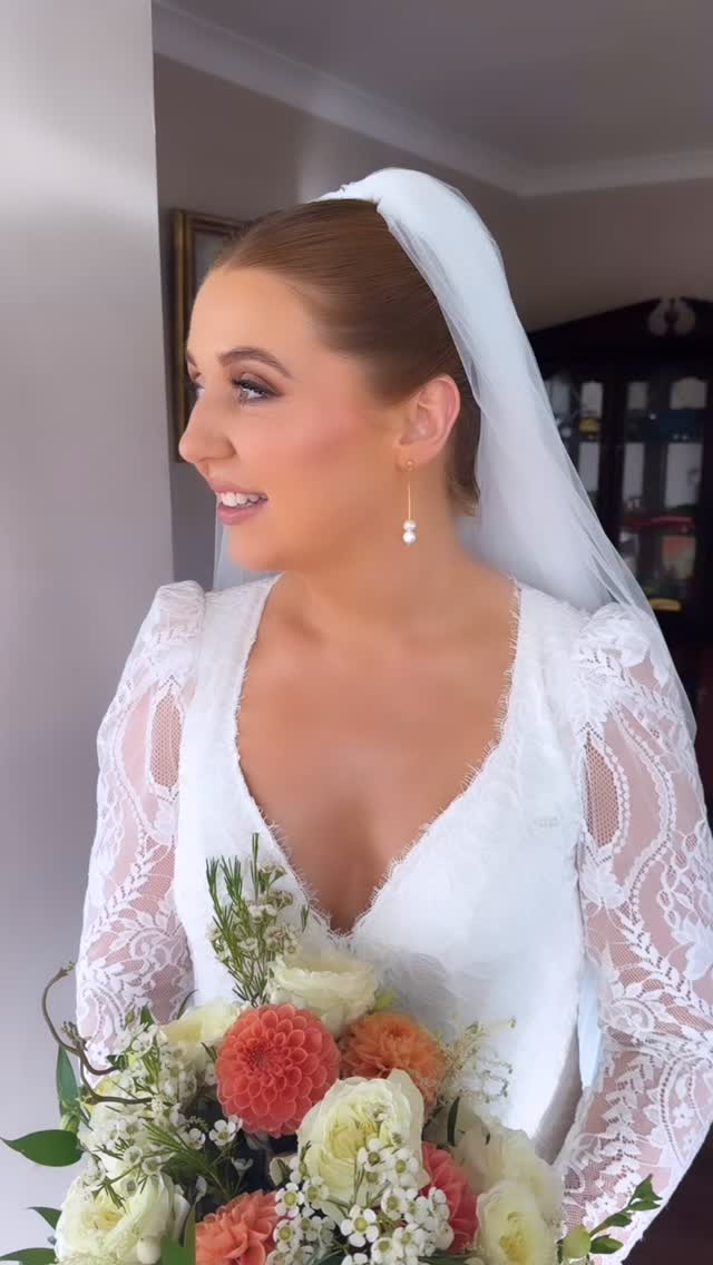 A N N A
Throwback to this stunning Autumn bride ✨
Wishing all my clients a magical Christmas & fabulous New Year. 🎄
A reminder my full diary for 2027 will open on January 3rd. Looking forward to getting back to everyone then ❤️✨