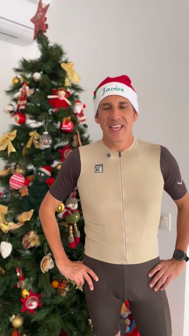Que estas fiestas nos encuentren pedaleando con el corazón lleno, celebrando cada kilómetro compartido, cada amanecer sobre la bici y cada meta alcanzada juntos.
Gracias por ser una comunidad que inspira, que no se rinde y que vive el ciclismo con pasión.
Que el 2026 venga con más rutas, más retos y muchas historias sobre dos ruedas.
¡Felices fiestas y buenos pedales siempre! 🎅✨
#santicperu #ciclismo #ropadeciclismo #bicicleta #cletero #deseosdenavidad