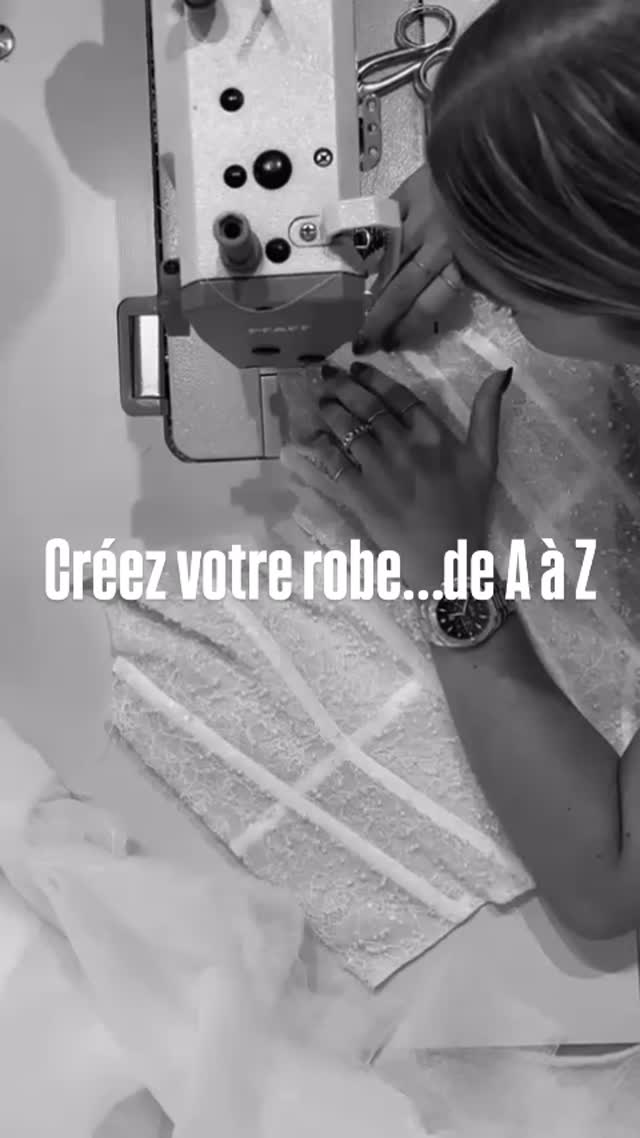 Et si vous pouviez créer votre robe de mariée… de A à Z ?
Chez nous, le sur-mesure va encore plus loin.
Nous ne nous contentons pas d’ajuster une robe existante :
nous créons votre robe entièrement, ensemble — et nous sommes les seules à proposer ce niveau de personnalisation totale.
Lorsque vous venez à l’atelier, nous partons d’une page blanche.
Je réalise un croquis unique, dessiné pour vous,
puis nous choisissons ensemble les matières, les dentelles, les textures,
celles qui donnent vie à votre robe, celle que vous ne trouverez nulle part ailleurs.
✨ Ici, vous ne choisissez pas un modèle.
Vous créez votre propre modèle.
Un design imaginé à quatre mains, une pièce qui n’existera jamais pour une autre mariée.
C’est l’expérience ultime :
celle de porter une robe qui respecte votre style, votre morphologie, votre histoire…
et qui n’appartient qu’à vous.
⸻
🤍 Qui suis-je ?
Je suis Manon Gontero, créatrice de robes de mariée sur-mesure depuis 15 ans à Marseille.
Dans mon atelier à taille humaine, chaque robe est dessinée, patronnée et fabriquée ici —
et certaines naissent entièrement de votre imagination, guidée par mon savoir-faire.
⸻
💌 Envie de créer votre robe, de A à Z ?
📩 Prenez rendez-vous dès maintenant pour vivre une expérience rare :
celle de voir votre robe prendre vie sous vos yeux, depuis le premier croquis jusqu’au dernier bouton ✨
#robedemarieemarseille #robedemarieecreateur #robedemarieesurmesure