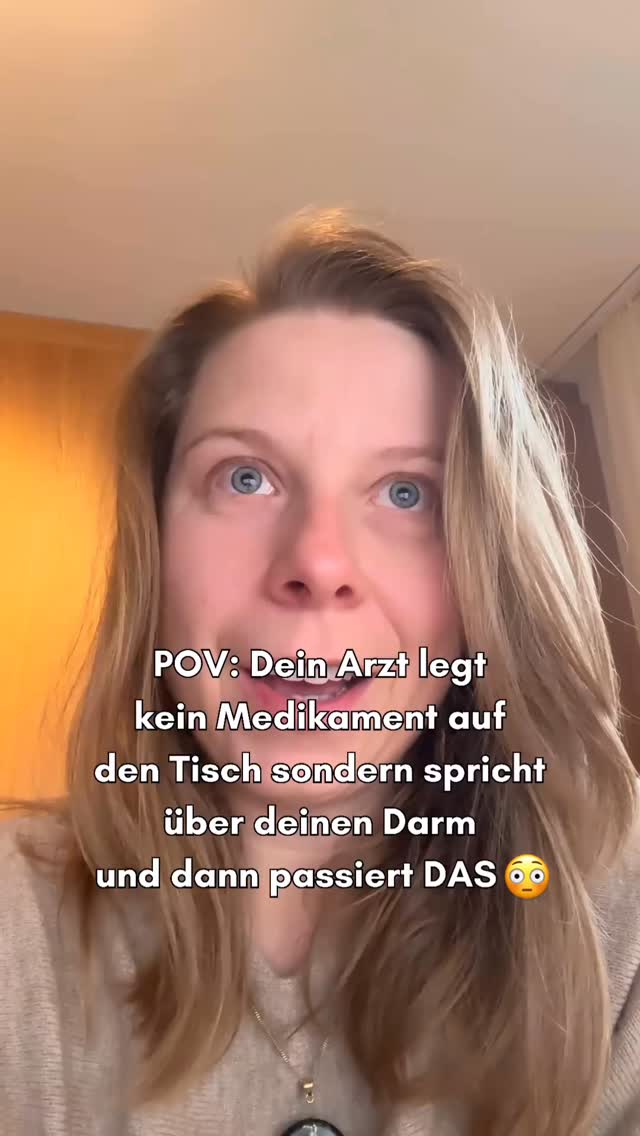 👀 Du sitzt in der Praxis.
Nicht wegen etwas Akutem.
Sondern weil du ständig erkältet bist.
Dein Bauch sensibel reagiert.
Du dich oft müde, aufgebläht oder „nicht ganz stabil“ fühlst.
Der Arzt hört zu.
Dann legt er kein Medikament auf den Tisch.
Sondern sagt:
„Wir sollten über Ihren Darm sprechen.“
Du bist überrascht.
„Aber es geht doch um mein Immunsystem?“
Er nickt.
Und erklärt ruhig:
Ein grosser Teil deines Immunsystems sitzt im Darm.
Wenn die Darmflora aus dem Gleichgewicht ist,
kann dein Körper schlechter regulieren.
Reize kommen stärker an.
Infekte bleiben länger.
Energie fehlt.
Du verstehst:
Dein Immunsystem ist nicht „schwach“.
Es arbeitet unter erschwerten Bedingungen.
Darm & Immunsystem sind keine Einzelteile.
Sie sind Teil eines Zusammenspiels.
Und Nährstoffe, Bakterienvielfalt und Alltag spielen dabei eine grössere Rolle,
als viele denken.
Kommt dir dieses Szenario bekannt vor?
⸻
1️⃣ Folge @mindyourchange_by_carmen,
wenn du alltagstaugliche Impulse für mehr Wohlbefinden suchst.
2️⃣ Kommentiere DARMGESUNDHEIT,
wenn du 3 einfache Impulse möchtest, um deinen Darm im Alltag zu stärken.
Persönliche Erfahrung – ersetzt keine medizinische Beratung durch eine Fachperson.
#darmgesundheit #immunsystem #nährstoffe #körperverstehen #wohlbefinden #selbsthilfe #selbstregulation