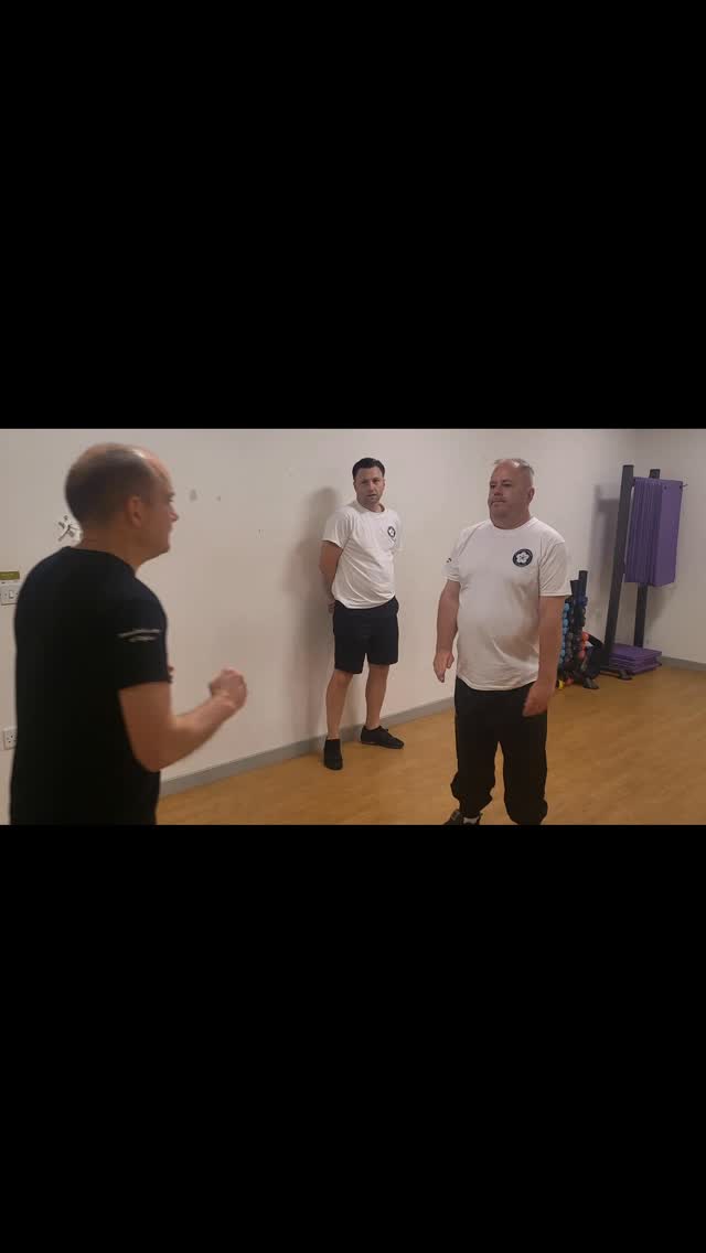 Defending a Haymaker attack with;
Fook Sao (defence)
Yee Ma + Juen Ma (moving and tirning the body)
Zong Kuen (punch)
International Academy of WingChun
#wingchun #selfdefense #sat #yourownsecurity