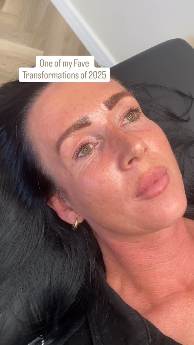 The year is almost OVER ✨
But not just yet 🤍
Before it ends, I wanted to revisit one of my favourite brow transformations from this year
Client makeup
Bare brows
Brow lamination x hybrid
This result wasn’t about covering brows or creating something heavy
It was about understanding the natural hair direction
Refining the shape
And choosing a hybrid dye depth that added definition without overpowering
These are the kinds of results that come from strong foundations
Not trends
Not luck
Just good technique and thoughtful product choice ✨
🤍 if you’re working on your brow skills, save this for reference
🤍 and if you’re ready to learn or master your technique, you know where to find me
#browlamination
#hybridbrows
#broweducator
#browtransformation
#browartistuk