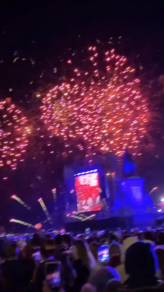 2025 was an adventure one story at a time.
We kicked off the year in Lisbon and Barcelona, cruised with our besties, and I spent the summer in Thailand leading students. In between, there were trips to Richmond, D.C., Miami, Indiana, and lots of local hometown fun. Plus the joyful chaos of welcoming two puppies into our family. Every frame tells a piece of the story.
#yearinreview #travelreflections #MyRooftopStories